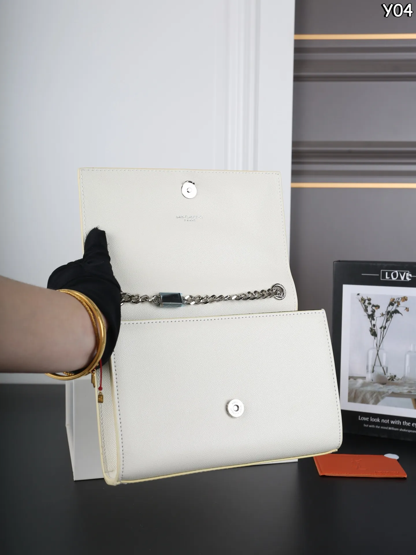 P160 全套礼盒 圣罗兰 YSL KATE 鱼子酱 流苏包链条单肩斜挎包 流苏超复古 满满的高级感 特别是流苏的材质,简直不要太好了!很有沉度的 经典流苏Kate也太🉑了吧‼️ 粒面牛皮耐磨耐用,链条可随意调节变换背法,既可斜背又可腋下,更是完美晚宴包! 尺寸:20×13