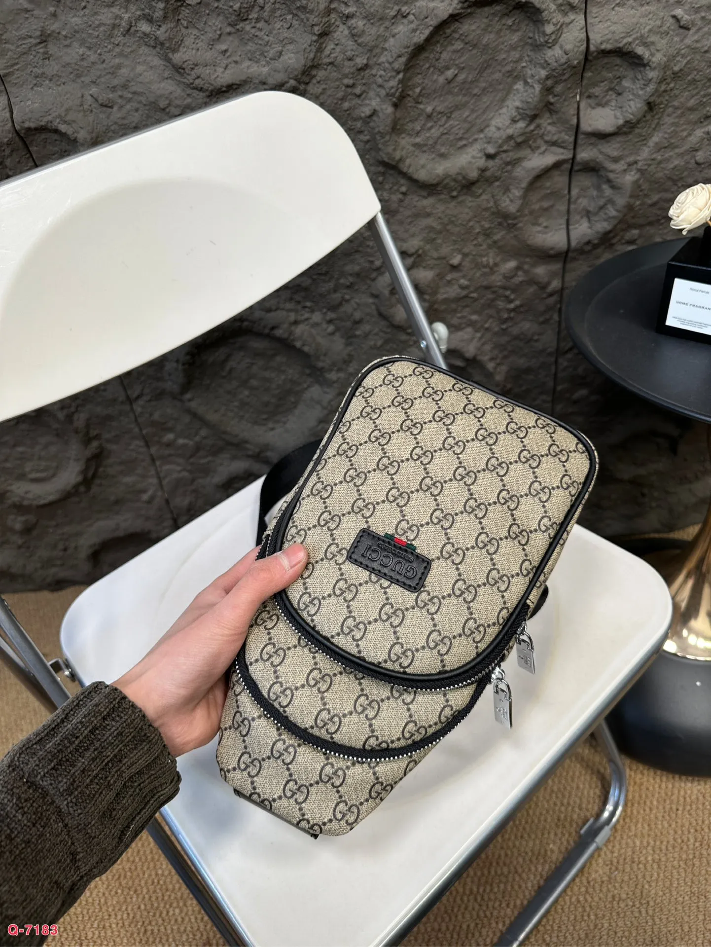 💰80 酷奇达胸包斜挎单肩包 采用精湛镶嵌细工 实物拍摄 原厂原版面料 尺寸:16.27cm