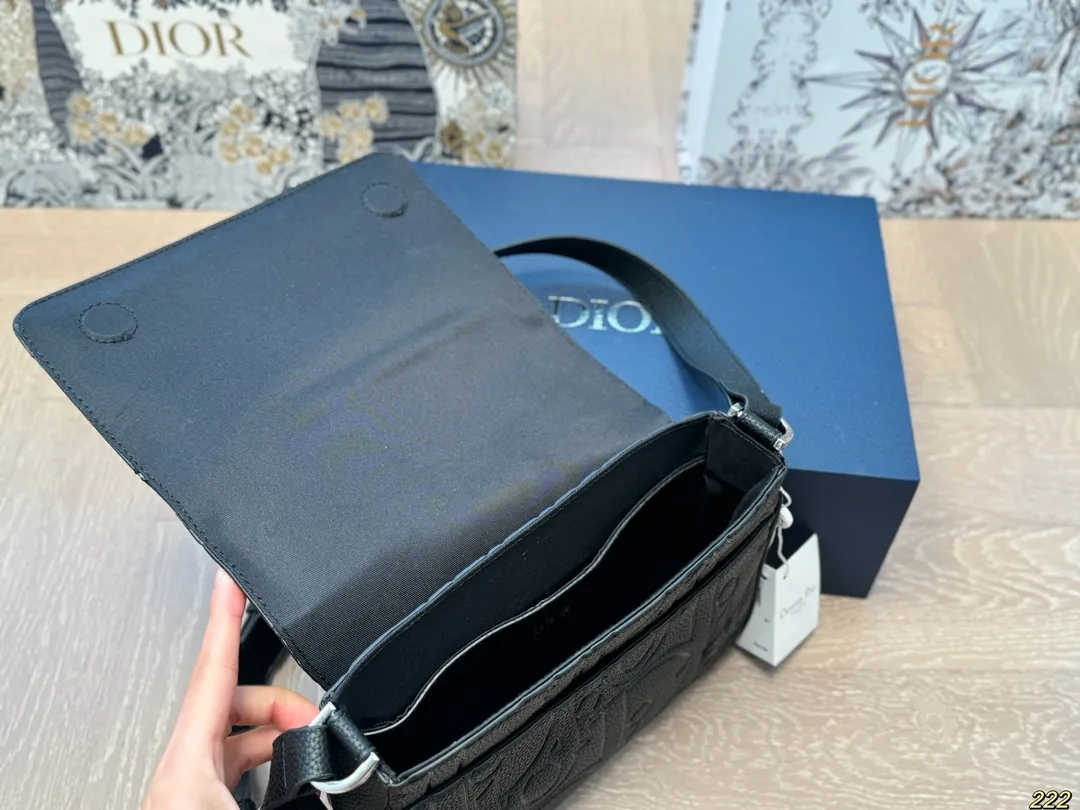 ¥150配盒 迪奥 Dior斜挎包 属于是一看就看上的类型 这款包是男包 但是男生女生都可以背 非常的百搭 可以适用于正式、休闲的场合 真的让我无法抗拒 尺寸21 16
