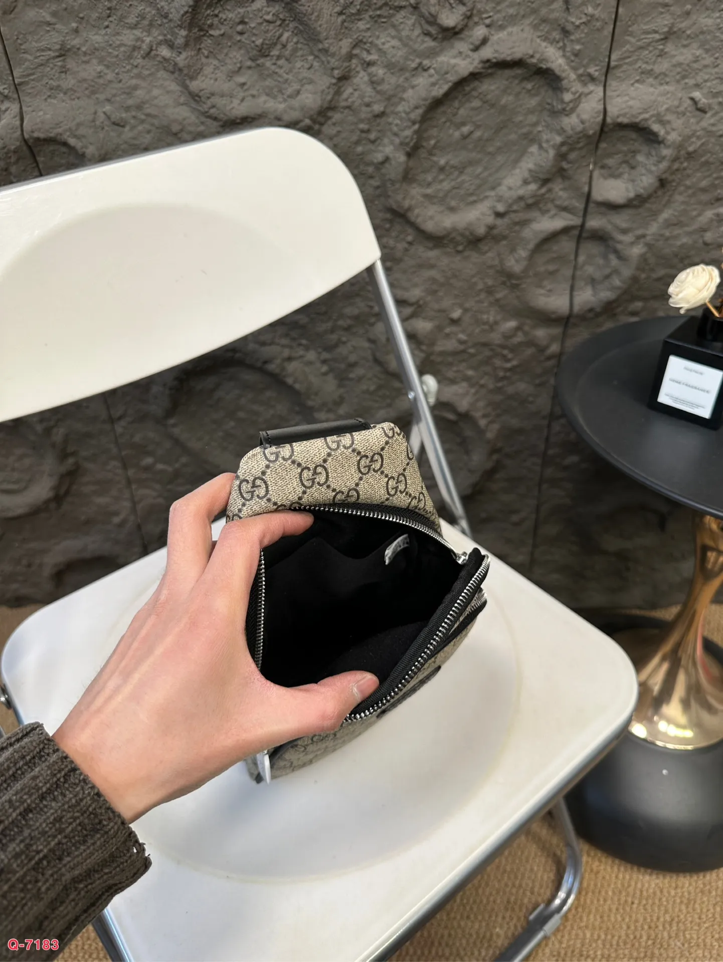 💰80 酷奇达胸包斜挎单肩包 采用精湛镶嵌细工 实物拍摄 原厂原版面料 尺寸:16.27cm