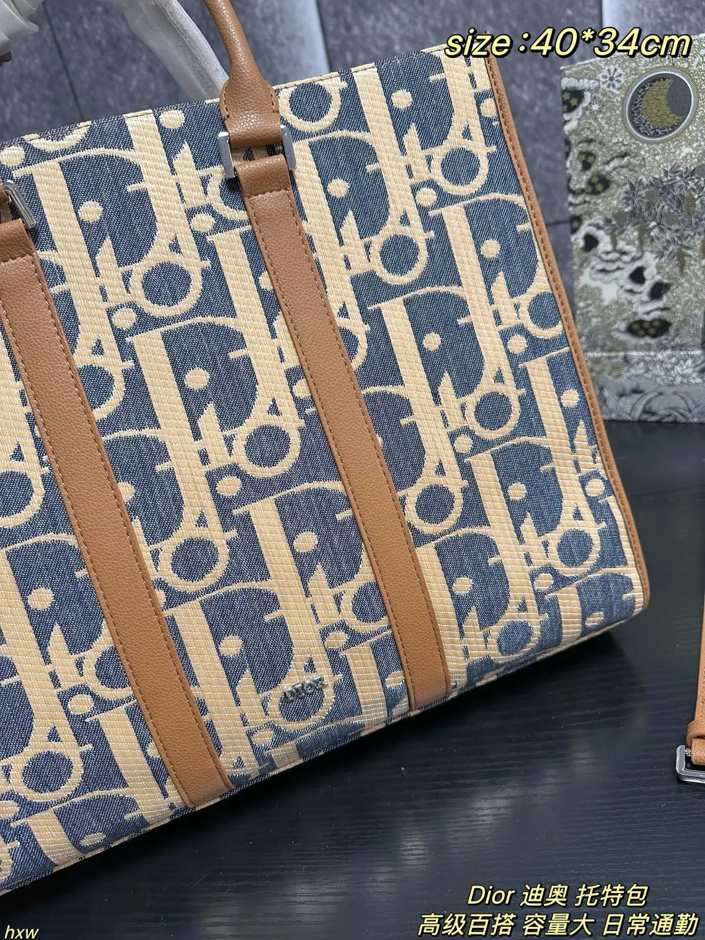 P175 Dior 迪奥 托特包 它延续了Dior经典的老花帆布设计,复古又时尚,满满的高级感。老花图案搭配精致刺绣,每一处细节都彰显着品牌的匠心独运,背上它,你就是街头最靓的仔!而且这个包型简约又大气,手提或者肩背都超有范儿,无论是通勤、约会还是出游,都能轻松hold住场面~ 尺寸:40*34cm