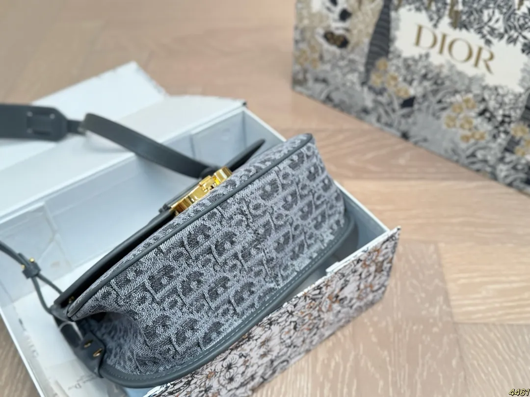 黑色¥190灰色¥195折叠盒 迪奥DIOR马鞍包 包型太可爱了 容量非常可,日常通勤都没问题 可咸可甜 质感满分 工艺非常讲究 细节立体感拉满 尺寸24 16