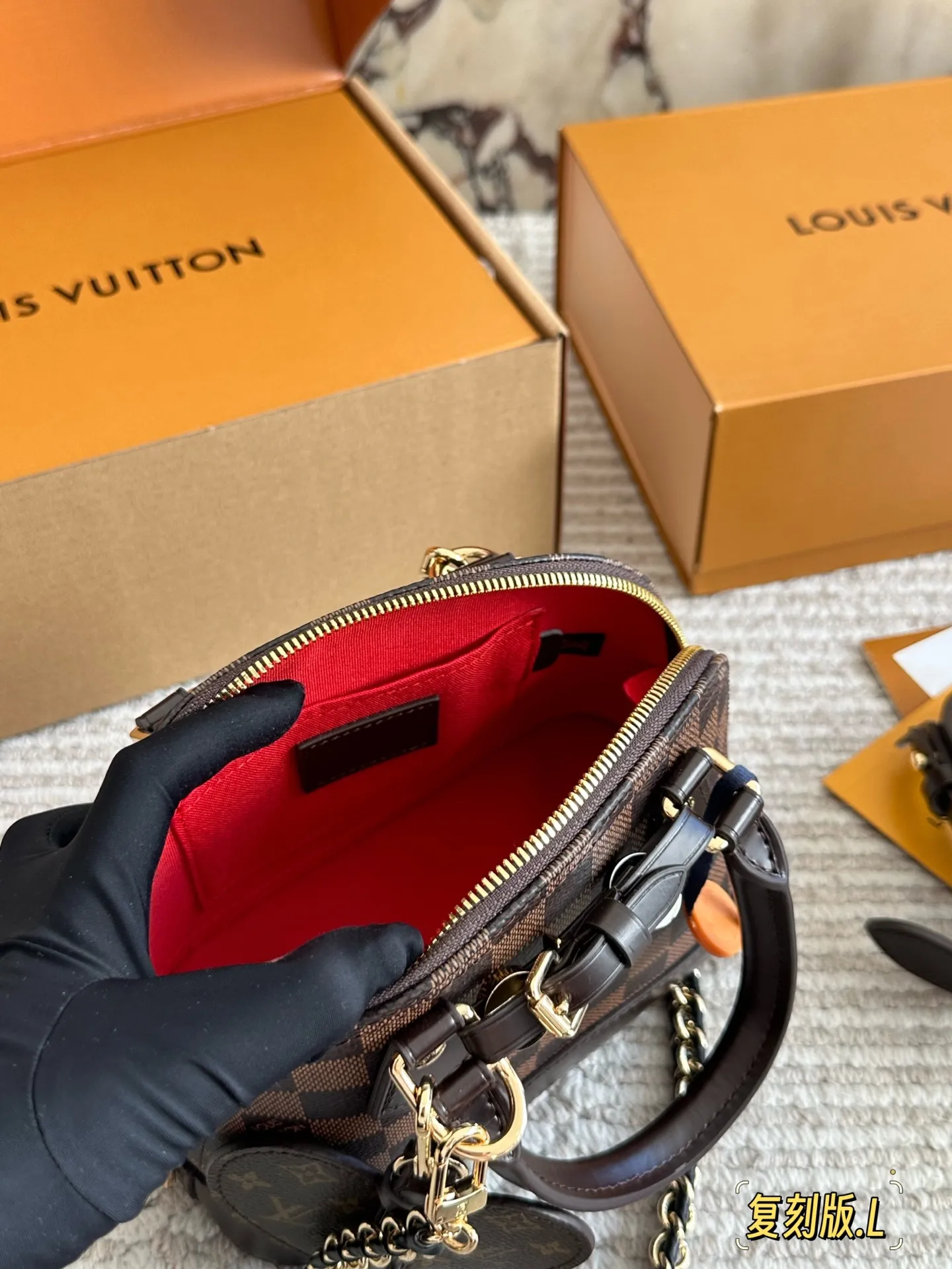 💰 220 配盒 size: 21 16cm L家 Alma贝壳包 内敛!深沉!有味道! 这款百搭的经典手袋 依然很受现代的青睐!