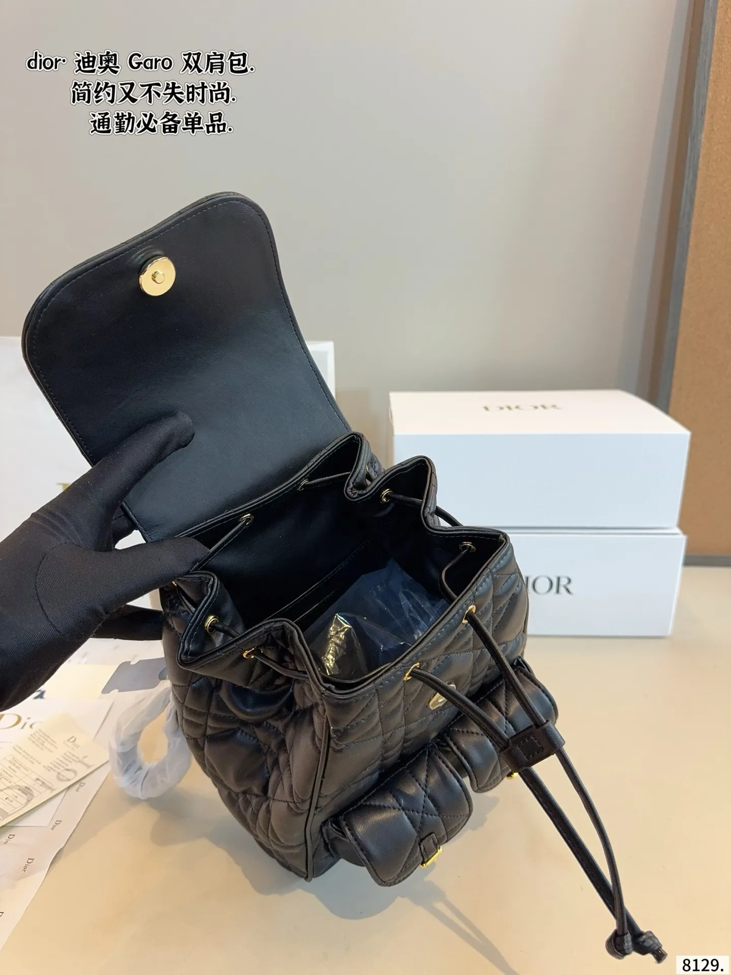p215p205配礼盒🎁 D家 迪奥新款 caro 双肩包. 又酷又甜的双肩包. 出門随手一拎就很好看 Dior新品真的太戳我拉 CEST DIOR出场就是王炸! 这个小水桶太太太有设计感拉 这种容量非常感人 一直焊死在身上的水桶尺寸:22*10*27/17*7*18cm