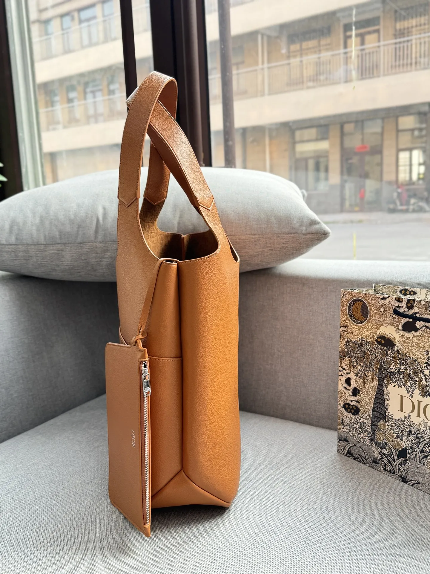 💰205 size:41×33 DIOR迪奥 Privé 腋下包 托特包Tote包购物袋 手提包 细腻高级的小牛皮材质 每一次触碰都能感受到这款包的价值 低调的设计,高级男包该有的私密奢华 足够大的容量,型男通勤绝配 配了同色的拉链手袋存放私密物件 内侧是若隐若现的DIOR老花压纹,彰显质感