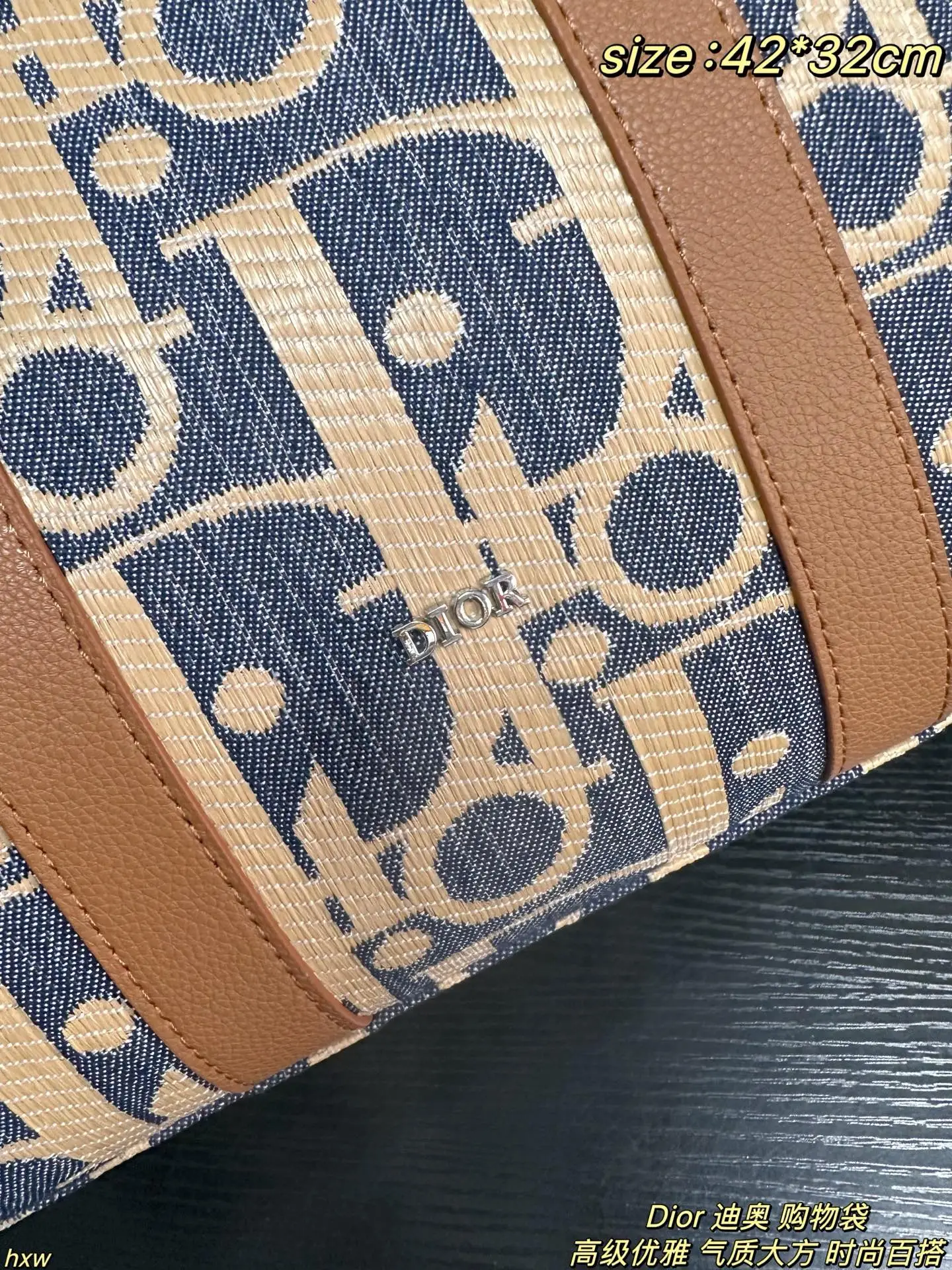 P175 Dior 迪奥 购物袋 DIOR迪奥手提敞口大容量源板绣花时尚购物袋女包托特包,每一只BOOK TOTE手袋都采用复杂的制作工艺,每只手袋的制作历时逾三十二个工时,包含三种不同的刺绣针法,由一百二十万针缝线精制而成。夏天出门必备,无论是化妆品,水杯还是遮阳伞,防晒霜,防晒喷雾,零食,统统装入,简直是百宝箱的存在 普通人也能实现大牌梦 尺寸:42*32cm