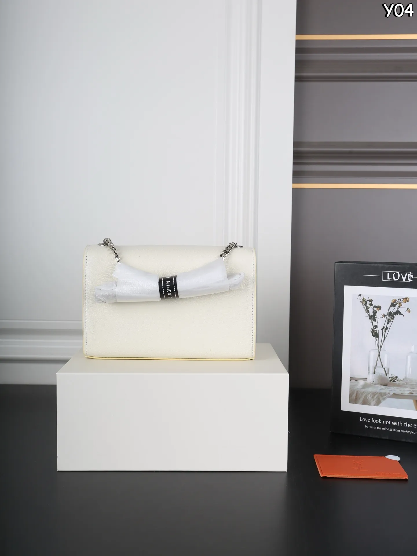 P160 全套礼盒 圣罗兰 YSL KATE 鱼子酱 流苏包链条单肩斜挎包 流苏超复古 满满的高级感 特别是流苏的材质,简直不要太好了!很有沉度的 经典流苏Kate也太🉑了吧‼️ 粒面牛皮耐磨耐用,链条可随意调节变换背法,既可斜背又可腋下,更是完美晚宴包! 尺寸:20×13