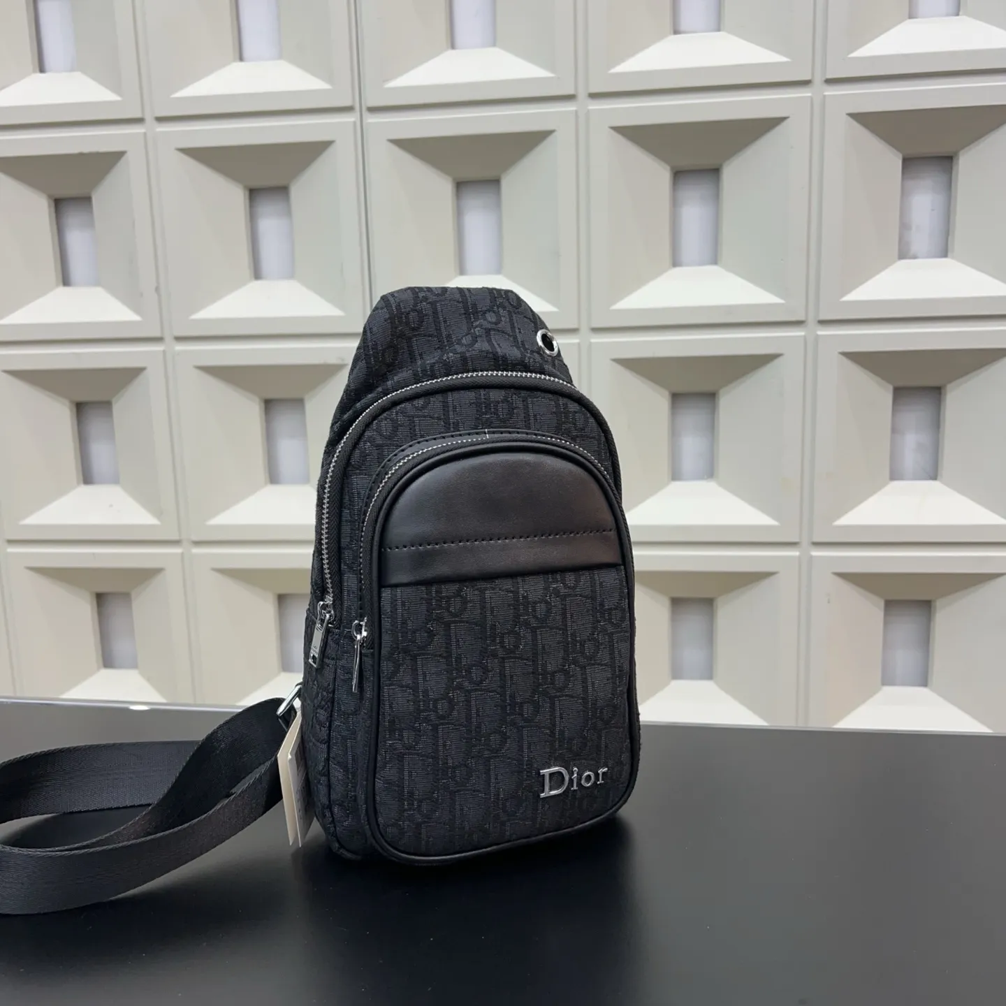 P80 Dior 迪奥 CD胸包 牛仔布 斜挎单肩背包 实物拍摄 原厂原版面料 配送防尘袋 28 x 17 cm。