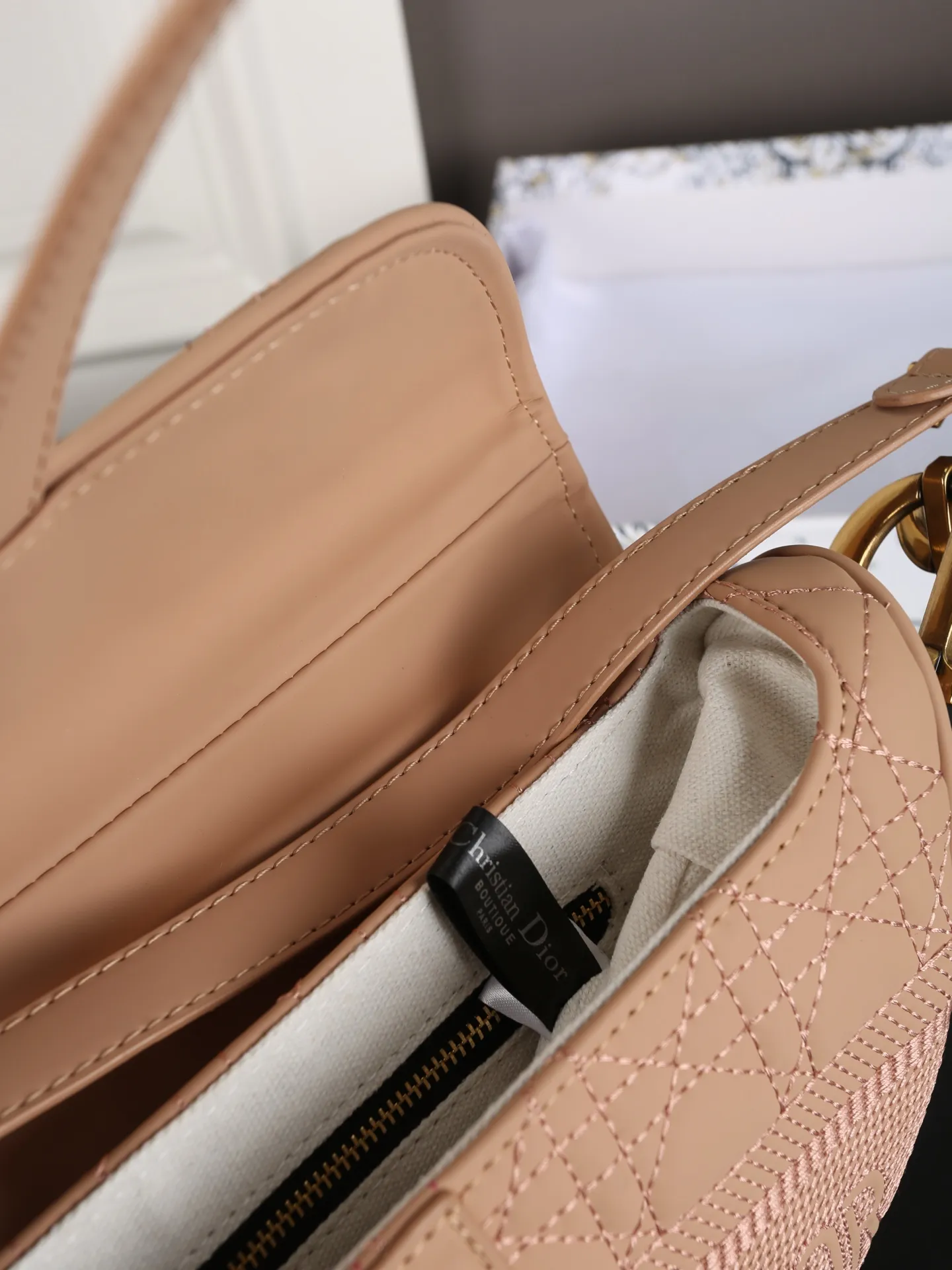 P150 天地盖 DIOR迪奥 马鞍包系列 藤格纹刺绣 马鞍包 单肩手提包 迪奥的马鞍系列是真绝了,每包款型都那么好看 这新次推出的限款定马鞍包是更原有Oblique经刺典绣老元花素上加上了logo字刺母绣😍着让实人喜惊不断🥰 这款真包是人潮必备款,时加尚分💯可手提,可肩背,也搭可配Dior肩带斜挎✌️️ 经永典存,时是尚个轮回,马包鞍从最初诞的生开始 尺寸:24×21