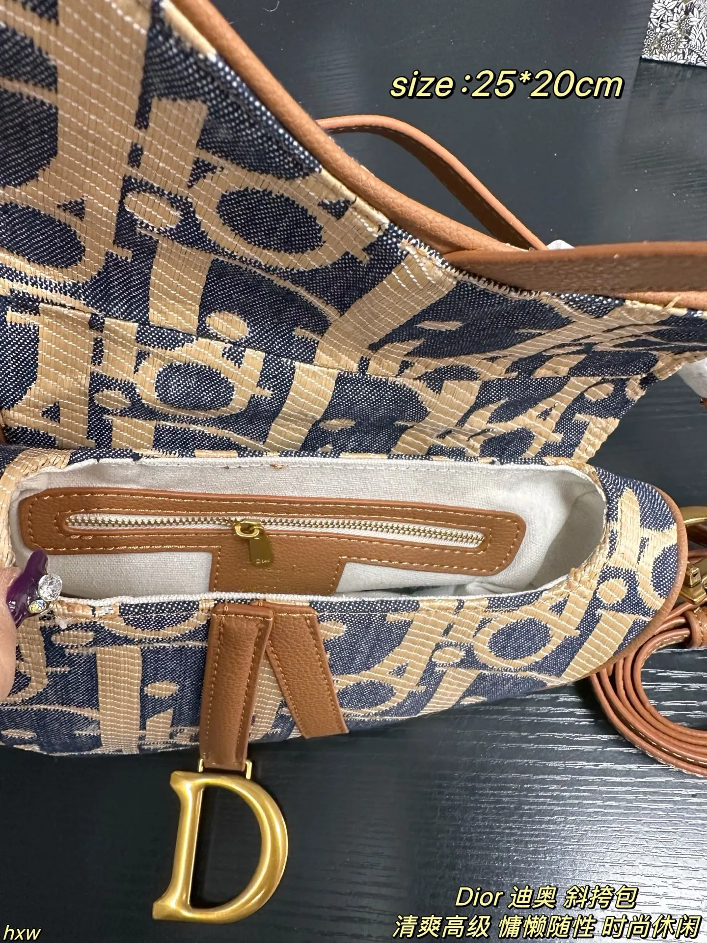 P160配盒 Dior 迪奥 斜挎包 迪奥家2025早春这款蓝米拼色酒椰草Oblique也太仙了吧！迪奥家的灵魂印花，辨识度💯！永不过时的存在，比全皮更特别！自带度假慵懒感，质感独特又轻盈。背出去是焦点！ 尺寸：25*20cm