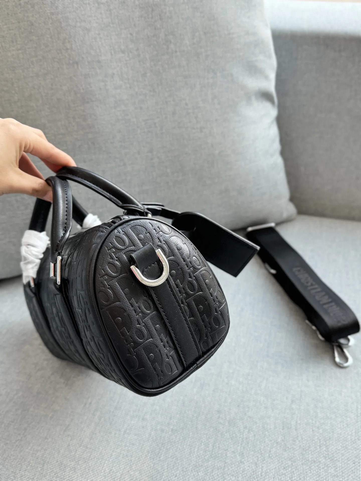 💰130 size:25×14 DIOR迪奥 波士顿包 枕头包单肩包 采用高品质小牛皮,哑光质感+经典压纹,低调又高级。包型简约,手提斜挎都 OK,配可拆卸肩带,灵活百搭!