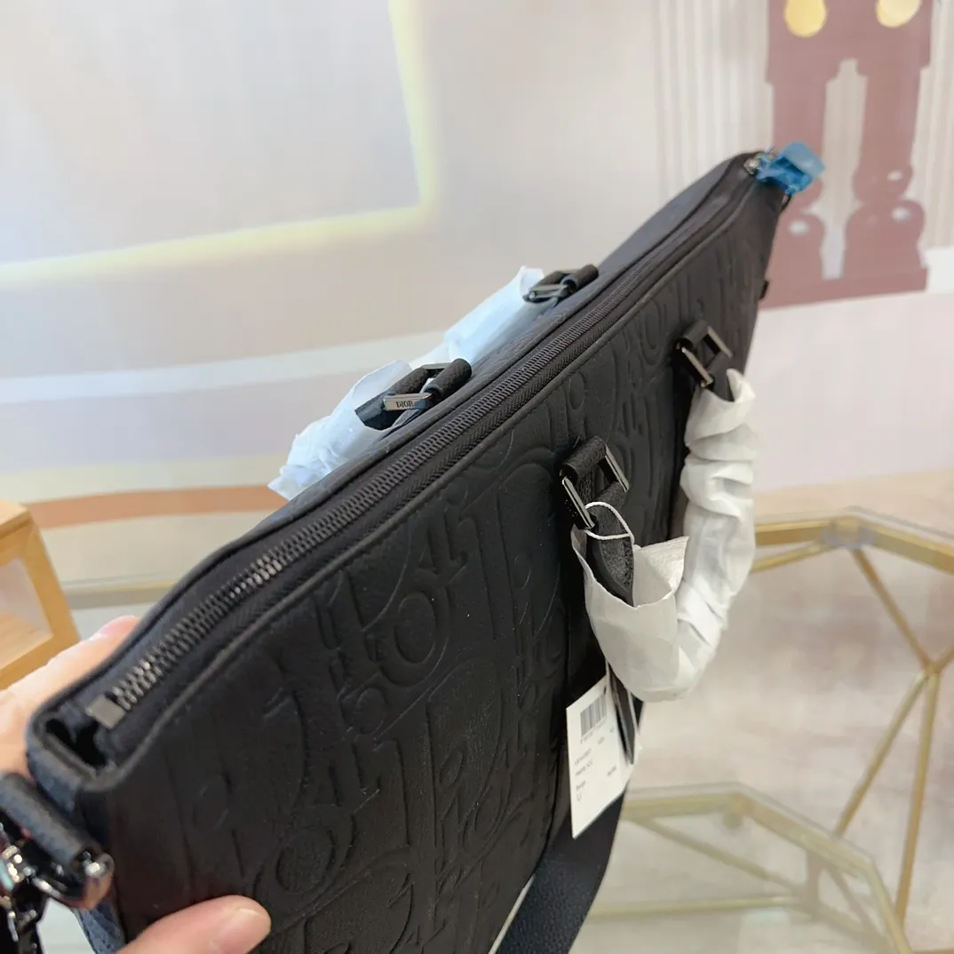 P280 DIOR 迪奥 Weekender 40 可调节可拆卸肩带拉链开合 Gravity印花效果粒面牛皮 牛皮公文包包 电脑包 手提包 采用精湛镶嵌细工,经典百搭 实物拍摄 原厂原版面料 配送防尘袋 34 x 55cm