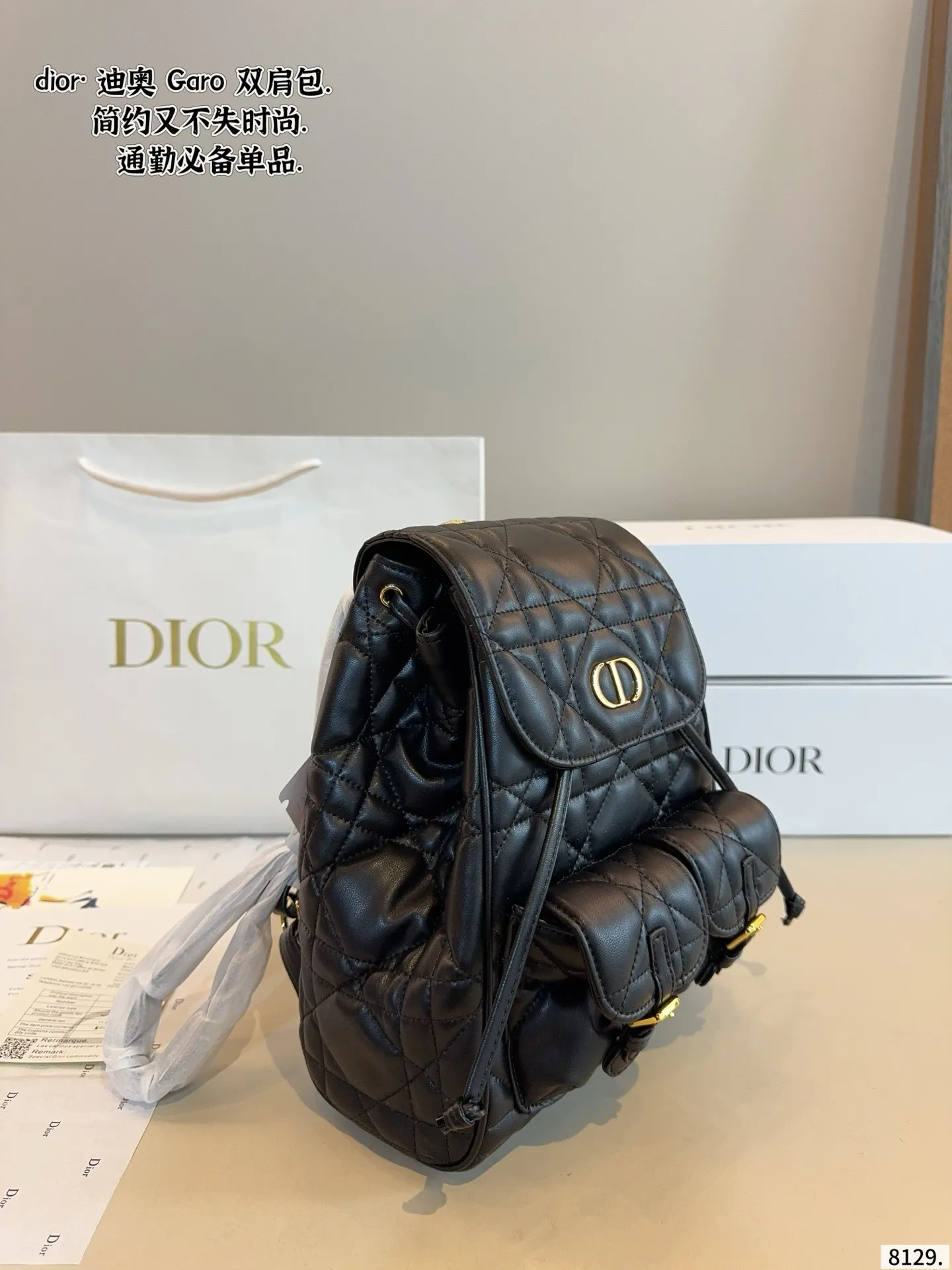 p215p205配礼盒🎁 D家 迪奥新款 caro 双肩包. 又酷又甜的双肩包. 出門随手一拎就很好看 Dior新品真的太戳我拉 CEST DIOR出场就是王炸! 这个小水桶太太太有设计感拉 这种容量非常感人 一直焊死在身上的水桶尺寸:22*10*27/17*7*18cm