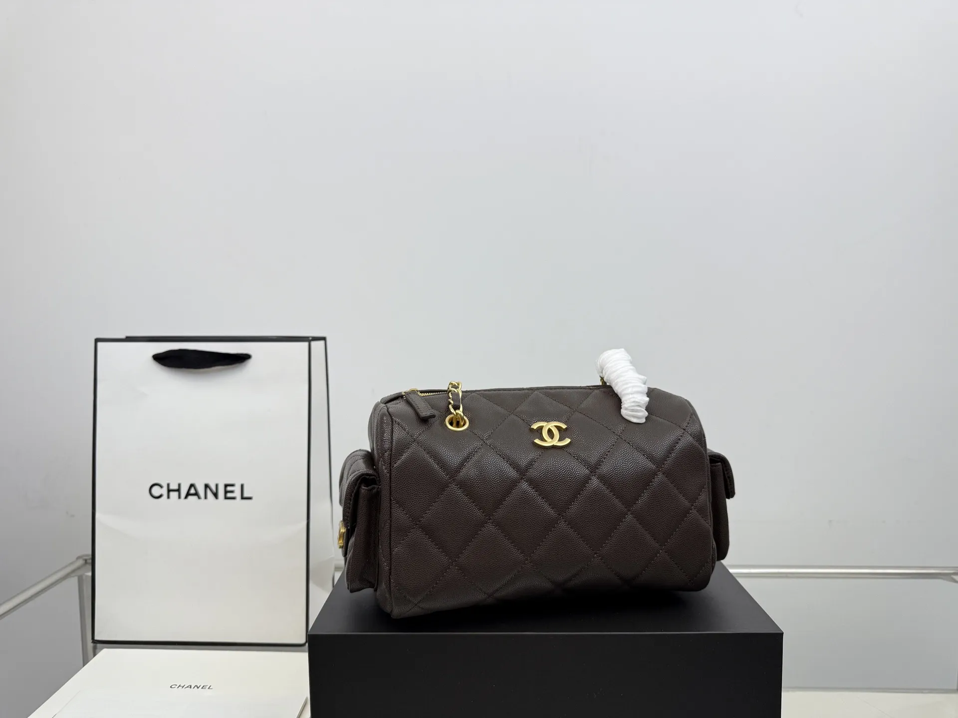 (飞机盒折叠盒⚠️)p265 香奈儿25K保龄球包 这个保龄球包真的太香了~ 近期很有人气的一只vintage Chanel 保龄球包。 版型不容易过时,拎在手中很时髦。 ⚠️高品质!size:25*15cm