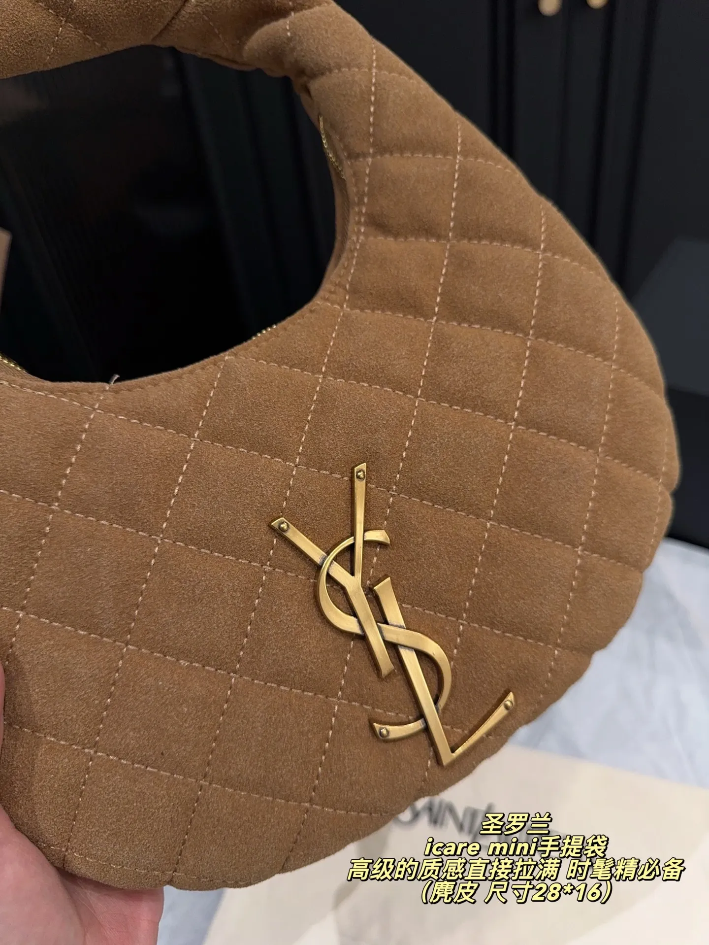 p200全套包装⚠️尺寸28*16 YSL 圣罗兰 icare mini手提袋 火遍全世界的Icare在万众瞩目的期待下 推出了超级可爱的Icare🖤🖤 高级的质感直接拉满🤍🤍 超轻手提包 来带精致的搭配体验