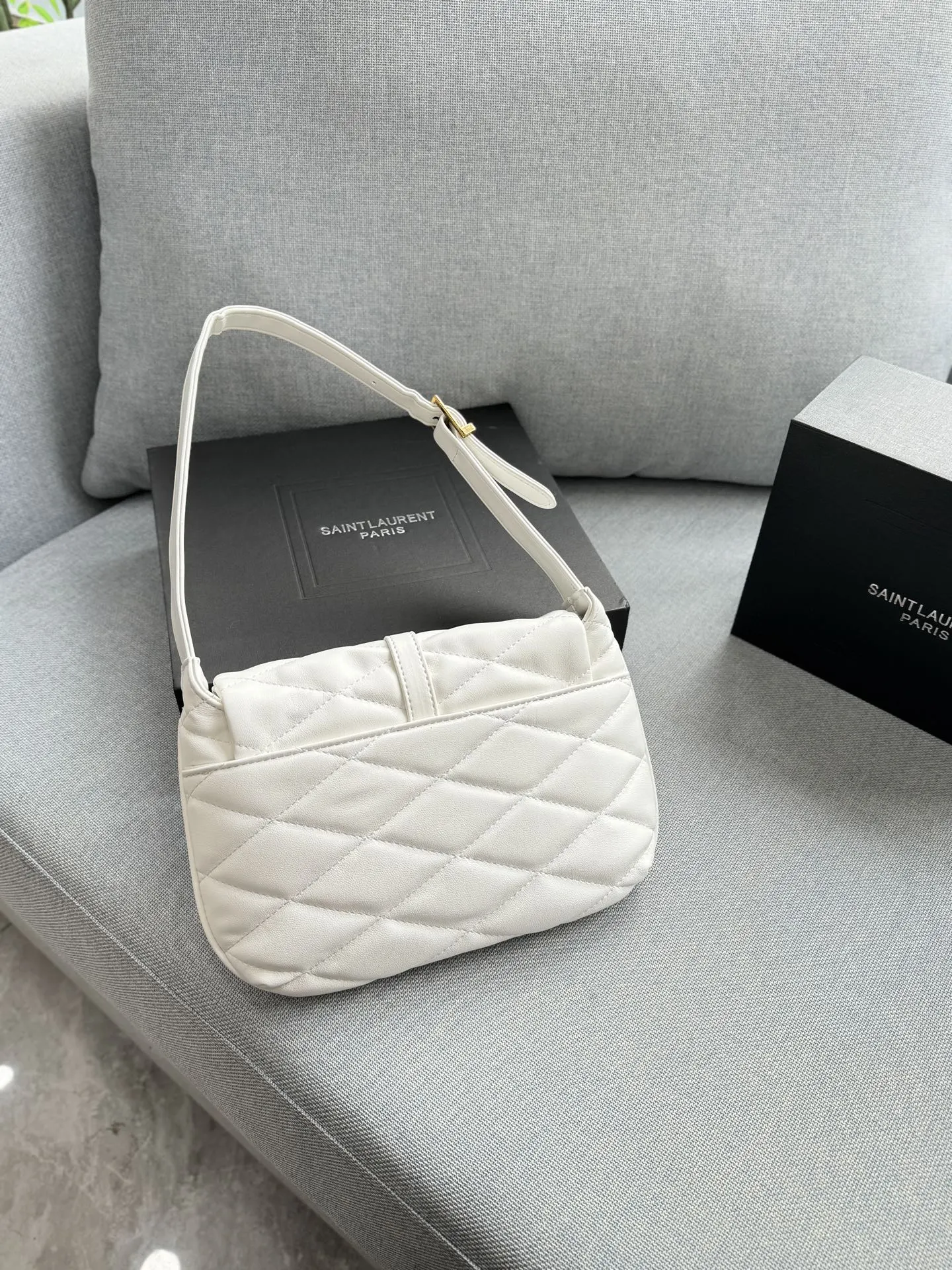 💰125 折叠盒 size：27&times;18 圣罗兰 YSL LE 57系列 腋下包手提单肩包 奶呼呼小羊皮 黑金小羊皮搭配压纹 可以手提又可以腋下 皮质是小羊皮 造型是梯形廓形设计 大气感拉满 精致做工和浪漫情调邂逅融合！意大利小羊皮革手感软糯舒适，柔软到一直想去rua它！参加宴会，平时搭配衣服都可以， 可休闲，可女神，就是百搭神器啦！