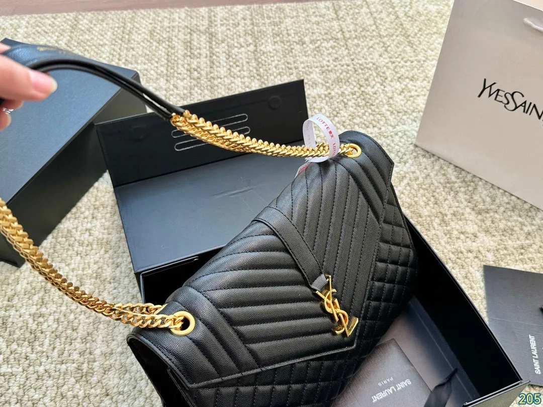 大号¥155折叠盒 圣罗兰YSL Envelope信封包 简约才是百搭公式。 复古又时髦,妥妥的街拍神器。 出街通勤都可。 容量很大,可肩背、斜挎。 搭配很显高级感。 是帅气女孩不可缺少的一款经典存在。 尺寸大号31 21