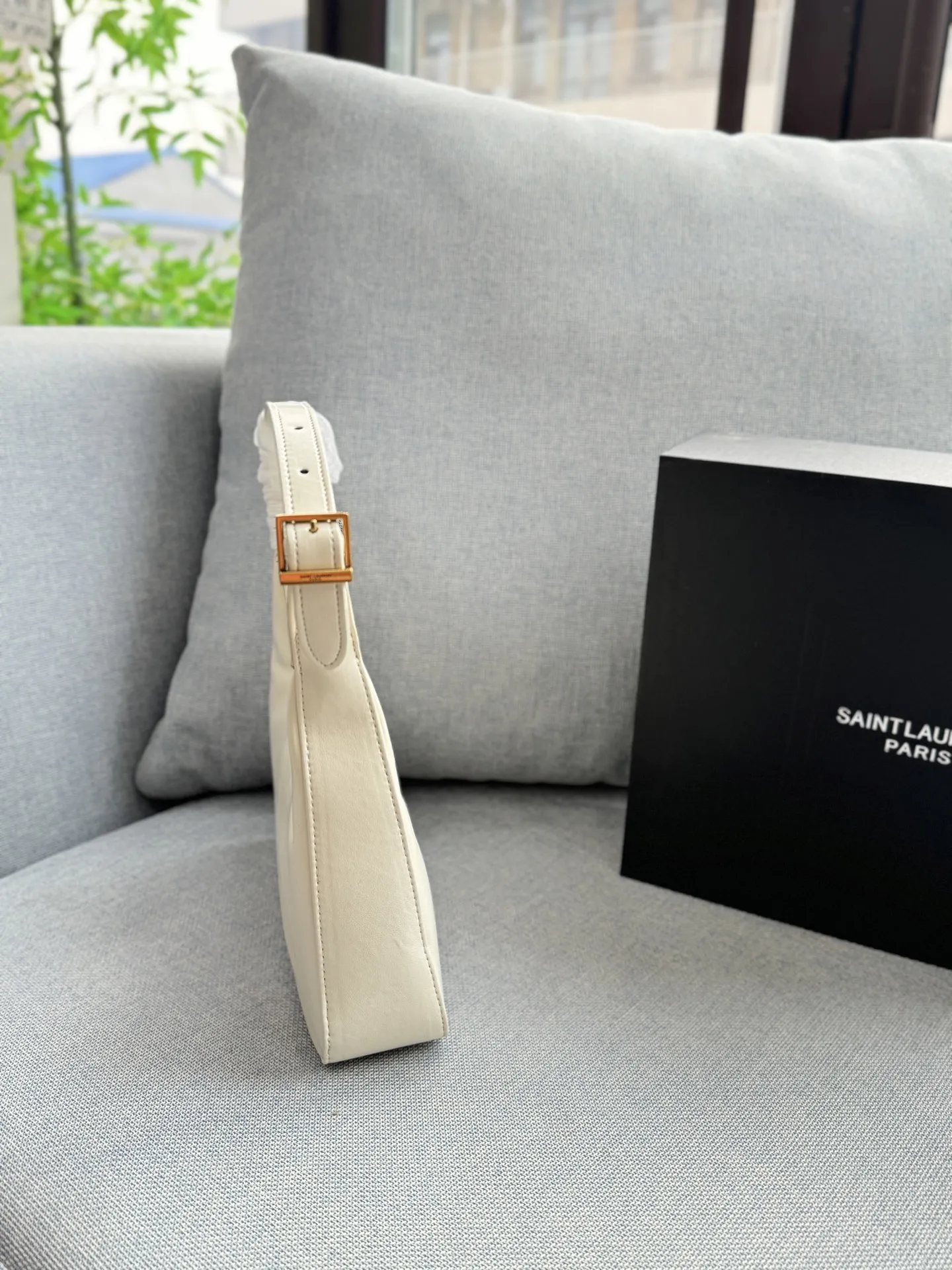 💰135 折叠盒 size:22×19 圣罗兰 YSL Calypso 腋下包 流浪包手提单肩包 触感柔软细腻,搭配金色YSL标志,低调又奢华。月牙形包型, 通勤休闲都很OK! 简约设计+实用性,轻松搭配各种穿搭,是时尚女孩必入的经典单品