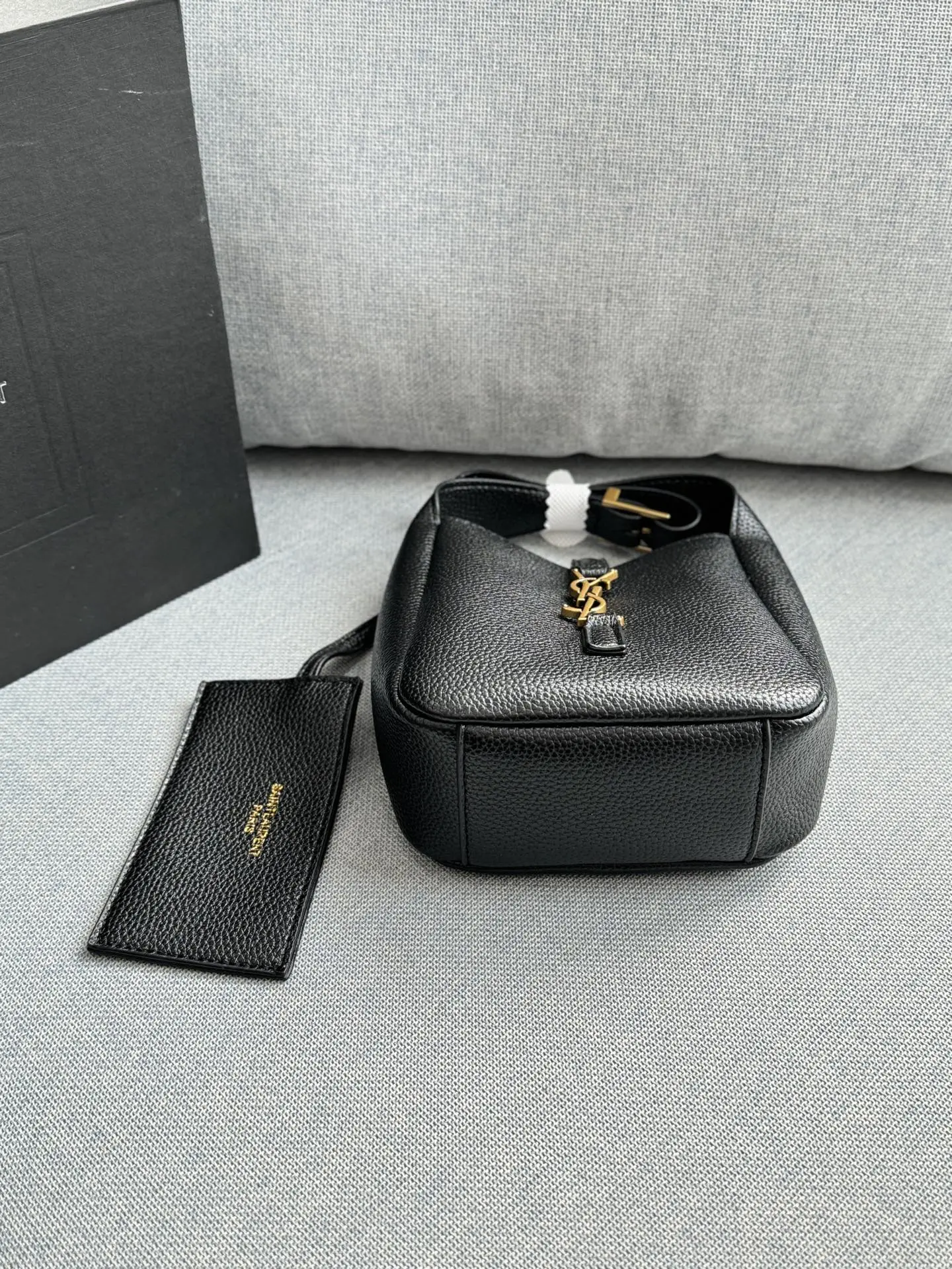 💰115 折叠盒 size：15.5&times;15.5 圣罗兰 LE5A7 水桶包 腋下包 手提包单肩包 一只颜值可爱貌美，但是容量巨客观！完全不是可爱小废包哦~ 戳中我的心巴了！ 真的太太太好用了[哇R]颜值就不用说了 一整个从logo到包型都长在我审美点上