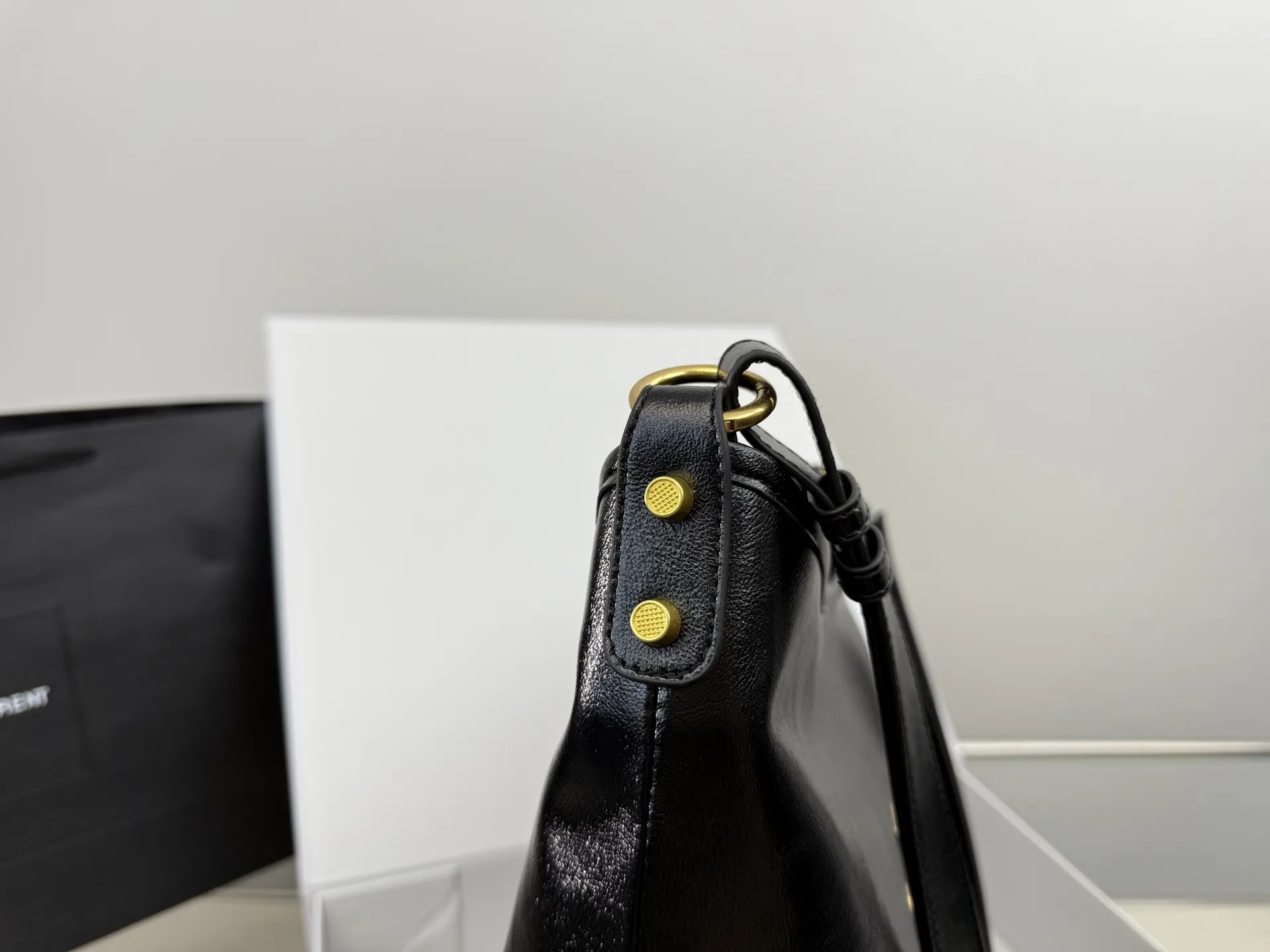 （无盒⚠️）p175 圣罗兰油蜡皮黑银hobo腋下包购物袋酷酷女孩的本命包包！出门逛街旅游随便背size：36*36cm