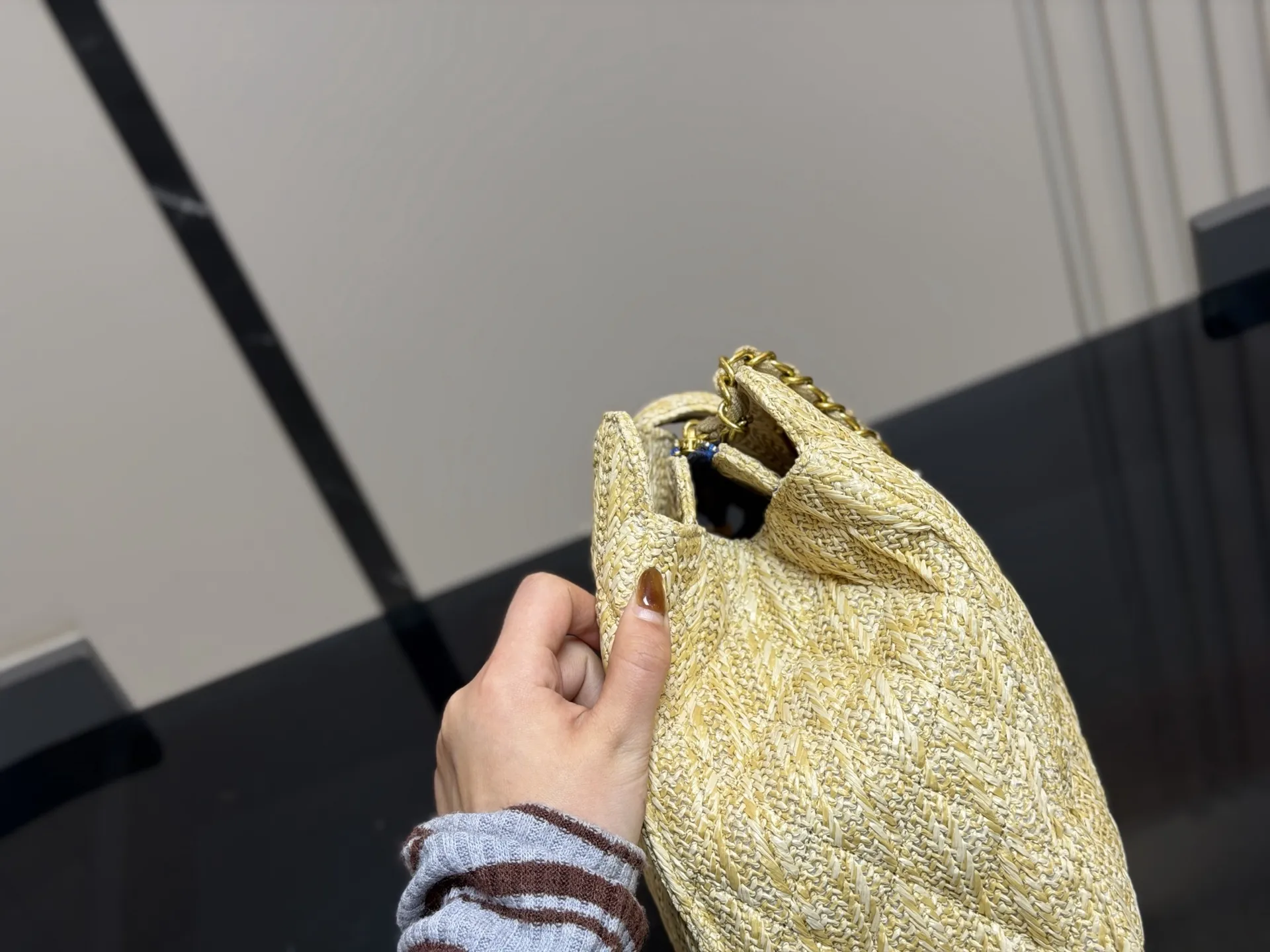 ¥180 香奈儿CHANEL 链条托特包 复古优雅 香奈儿CHANEL 链条托特包 复古优雅 满满的高级感 大小适中 容量感人 休闲正装皆可轻松驾驭 尺寸:36.26cm