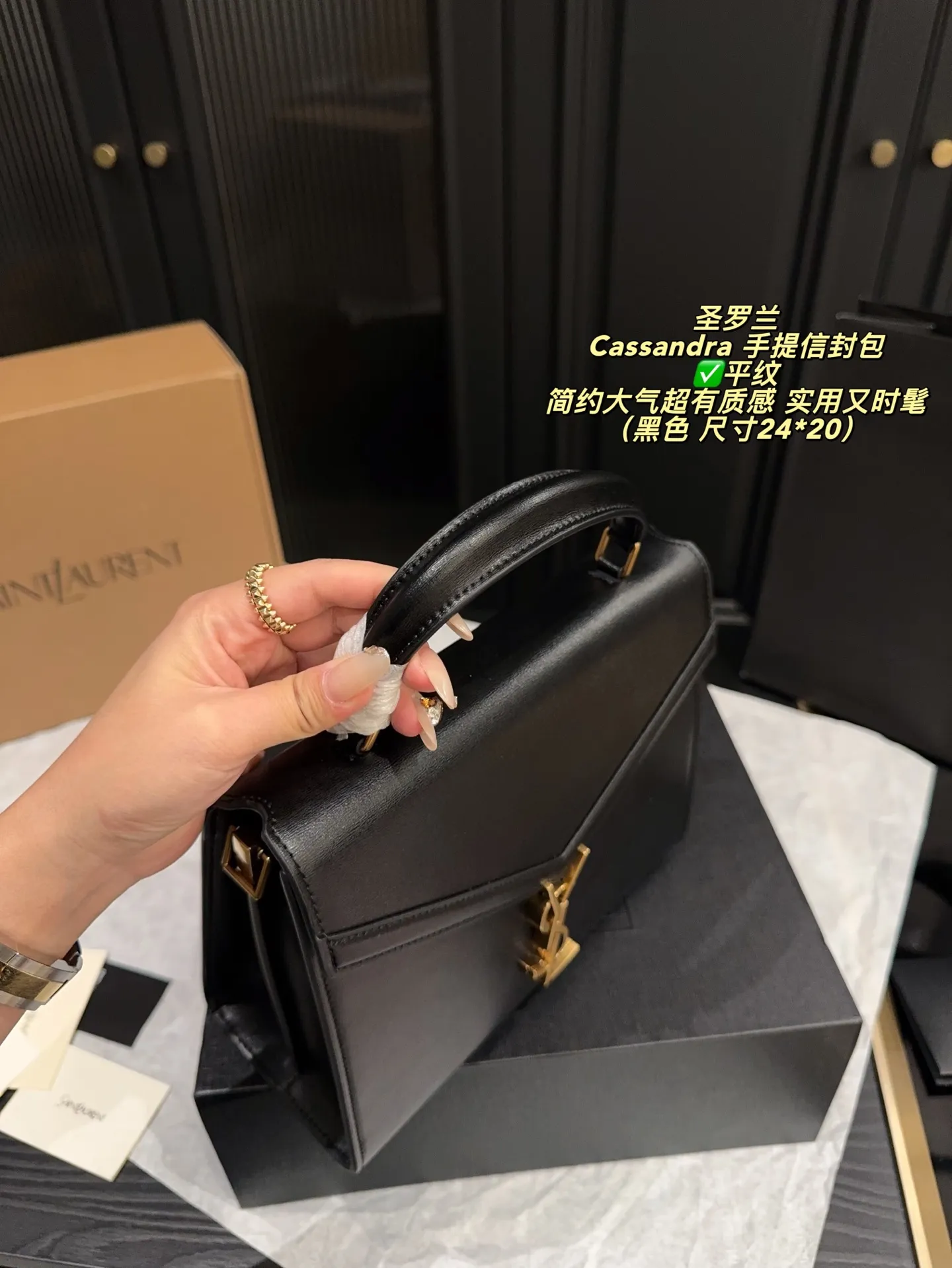 P190全套包装⚠️尺寸24*20 YSL 圣罗兰 Cassandra 手提信封包 鱼子酱纹理牛皮＋金属Logo，简约大气超有质感。信封式包型，手提&斜挎两用，通勤、正式场合都能轻松驾驭。容量适中，日常物品轻松装下。鱼子酱纹理耐磨，金属锁扣精致，实用又时髦，是职场女生和时尚达人的热门选择。