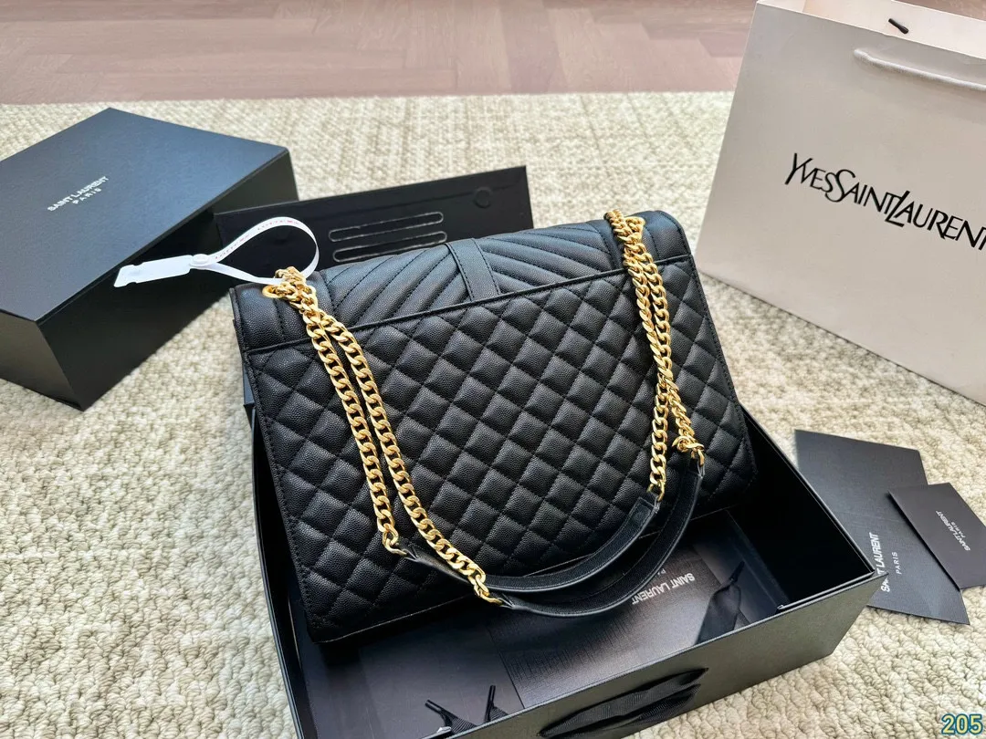 大号&yen;155折叠盒 圣罗兰YSL Envelope信封包 简约才是百搭公式。 复古又时髦，妥妥的街拍神器。 出街通勤都可。 容量很大，可肩背、斜挎。 搭配很显高级感。 是帅气女孩不可缺少的一款经典存在。 尺寸大号31 21