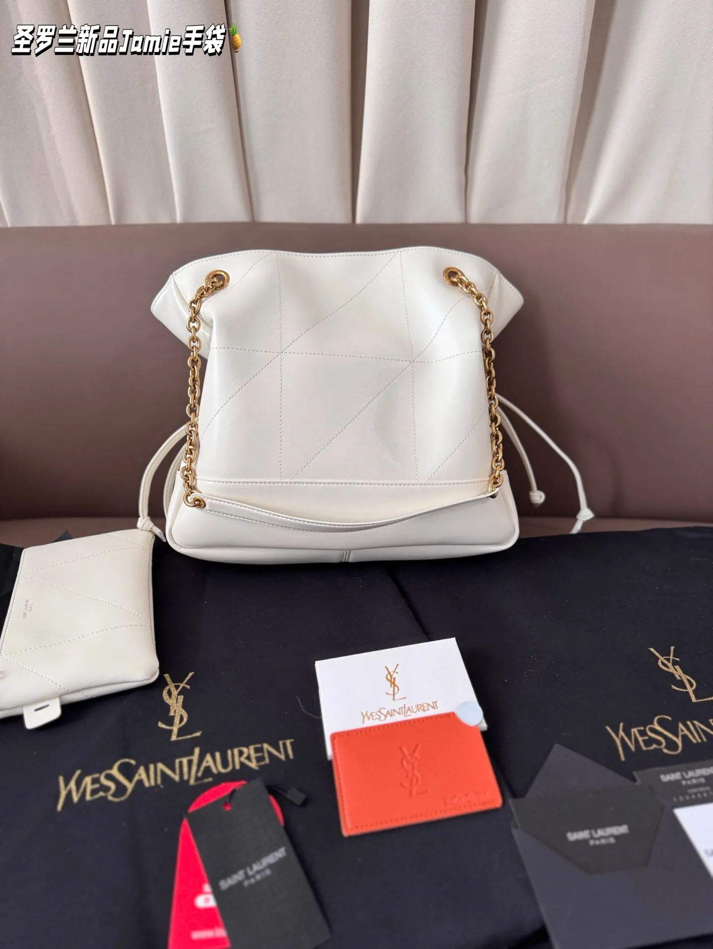 小P205 配盒子 圣罗兰新品Jamie手袋，松弛有度的时尚，YSL新品Jamie大号手袋，手袋的精致设计，不仅能够完美收纳你的日常所需，更是一种生活态度的展现。松弛有度，既不失优雅，又充满个性。尺寸 小25*27