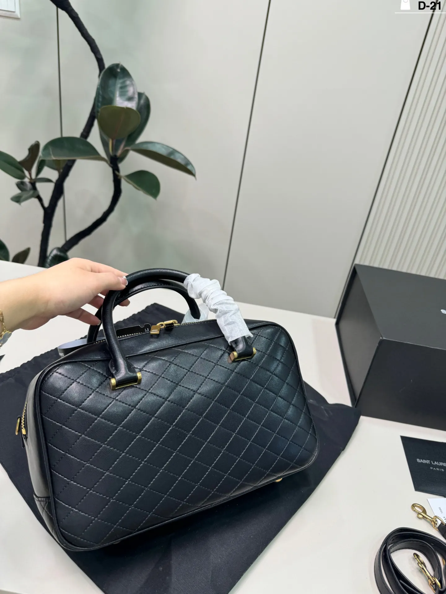 💰p195 D-21尺寸30×17折叠盒 YSL Lyia保龄球包 通勤 or轻旅行都能轻松驾驭~白色百搭,春夏穿搭必备,实用又时髦,出街回头率up!