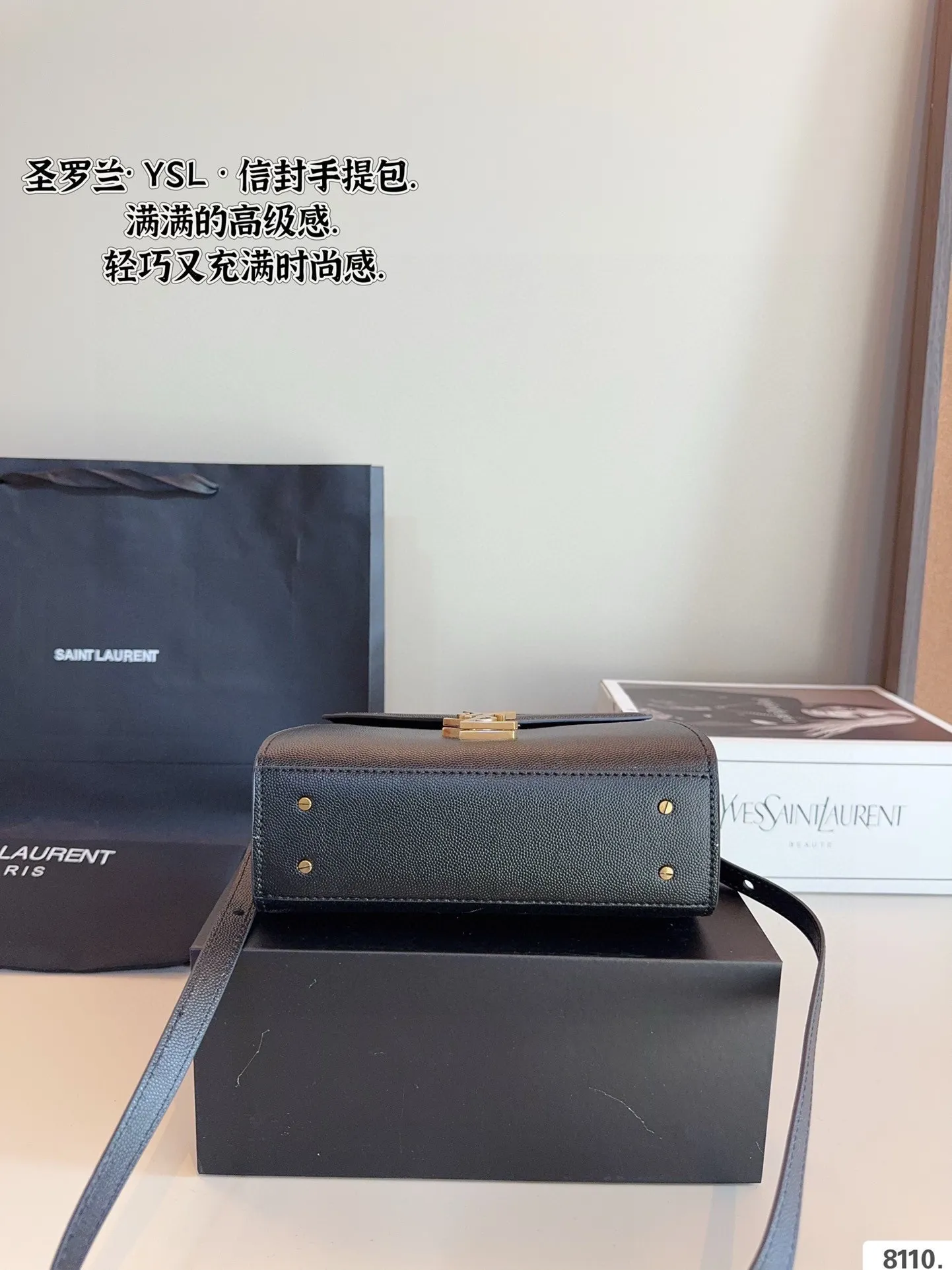 p175配礼盒🎁. 圣罗兰YSL cassandra 手提邮差包 简约才是百搭公式。 复古又时髦,妥妥的街拍神器。 出街通勤都可。 容量很大,可肩背、斜挎。 搭配很显高级感。 是帅气女孩不可缺少的一款经典存在。尺寸:20*8*16cm