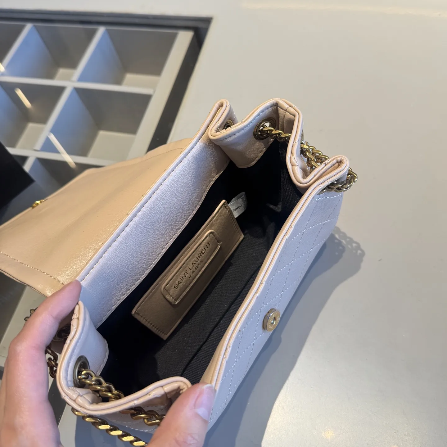 🅿️135✅新品推荐🔜 升级版～高端货🔥YSL圣罗兰爆款Nolita斜挎包～链条包！这款包超！级！火！👍各大明星追捧的爆款～采用原版五金配件！经典logo！顶级做工！面料采用牛皮面料！堪比专柜品质🎁原版折叠礼盒包装（size：18*13*5）