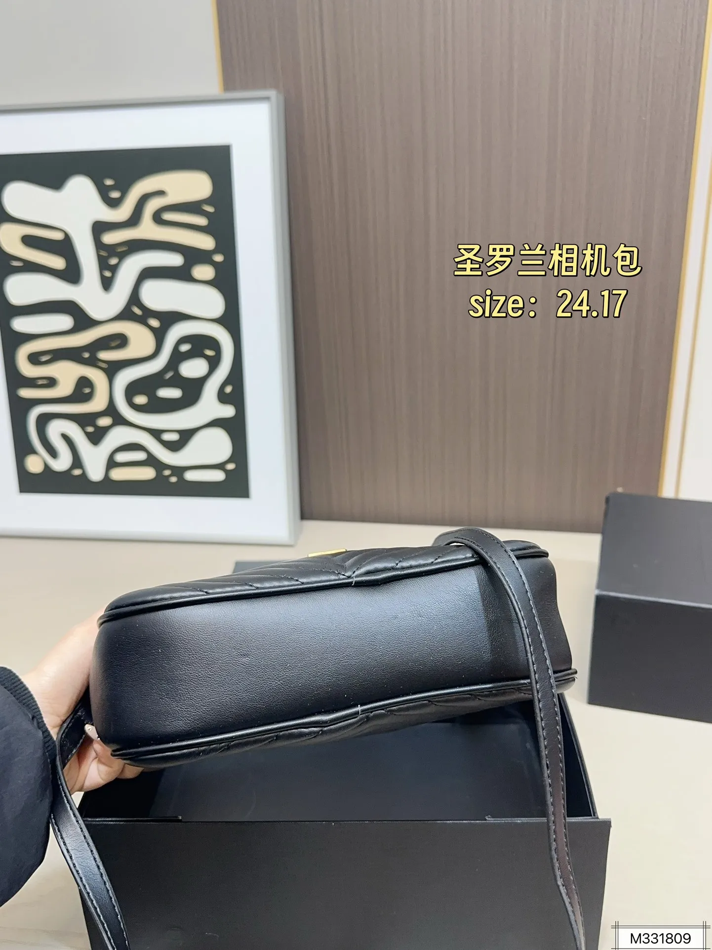 💰125 折叠盒 圣罗兰相机包 拥有无穷魅力 时尚感极强 五金十分抢眼 单肩/斜挎百搭各种服饰 尺寸：24 17