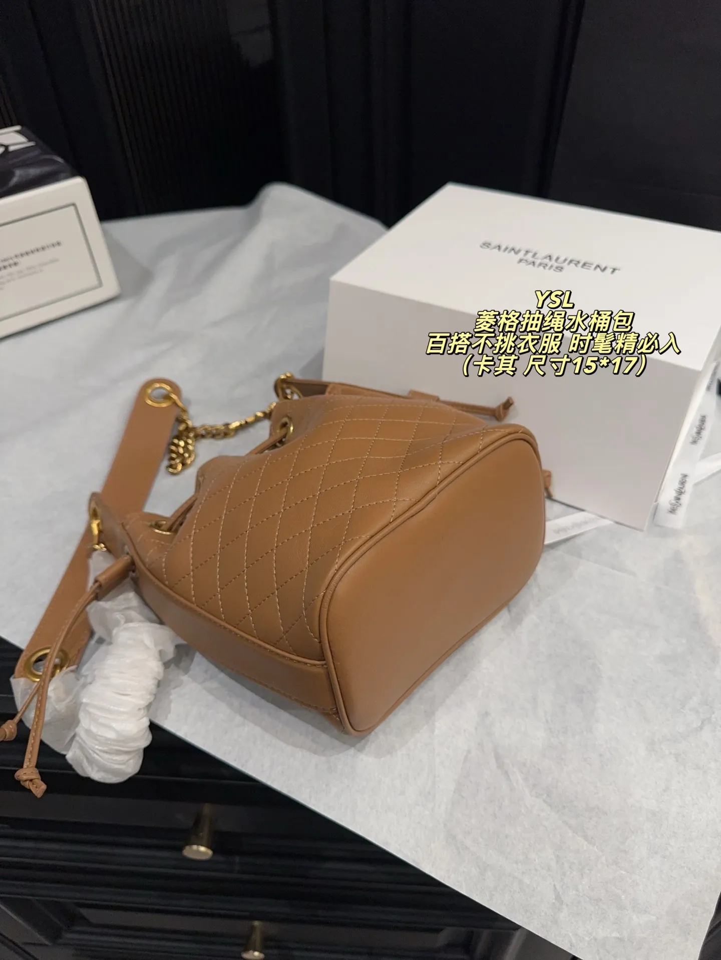 P180全套包装⚠️尺寸15*17 圣罗兰 YSL 菱格抽绳水桶包 经典黑色小牛皮+金色链条,优雅又高级。抽绳开合,容量大,通勤出街都超实用!菱格纹缝线细节满分,链条肩带可调节,单肩斜挎都OK,百搭不挑衣服~轻奢时尚感拉满,是圣罗兰热门款,时髦精必入!