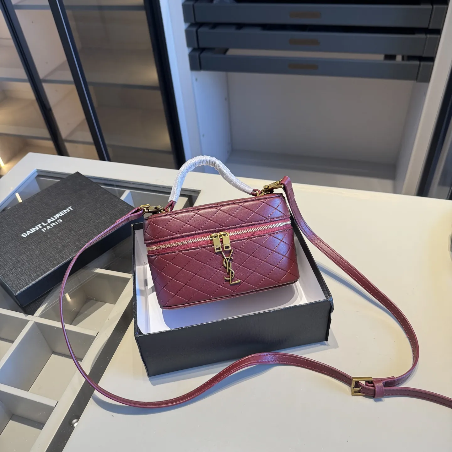 🅿️140✅新品推荐🔜 高端货🔥YSL圣罗兰新款化妆箱～box小盒子包👍明星同款！可手提可肩背～非常实用[呲牙]走到哪都是回头率👍超级有范儿！采用原版牛皮🐂五金都是原版材质哦！质感特别好👍品质堪比正品！上身效果超棒！原版礼盒包装🎁（size：18*11*6）