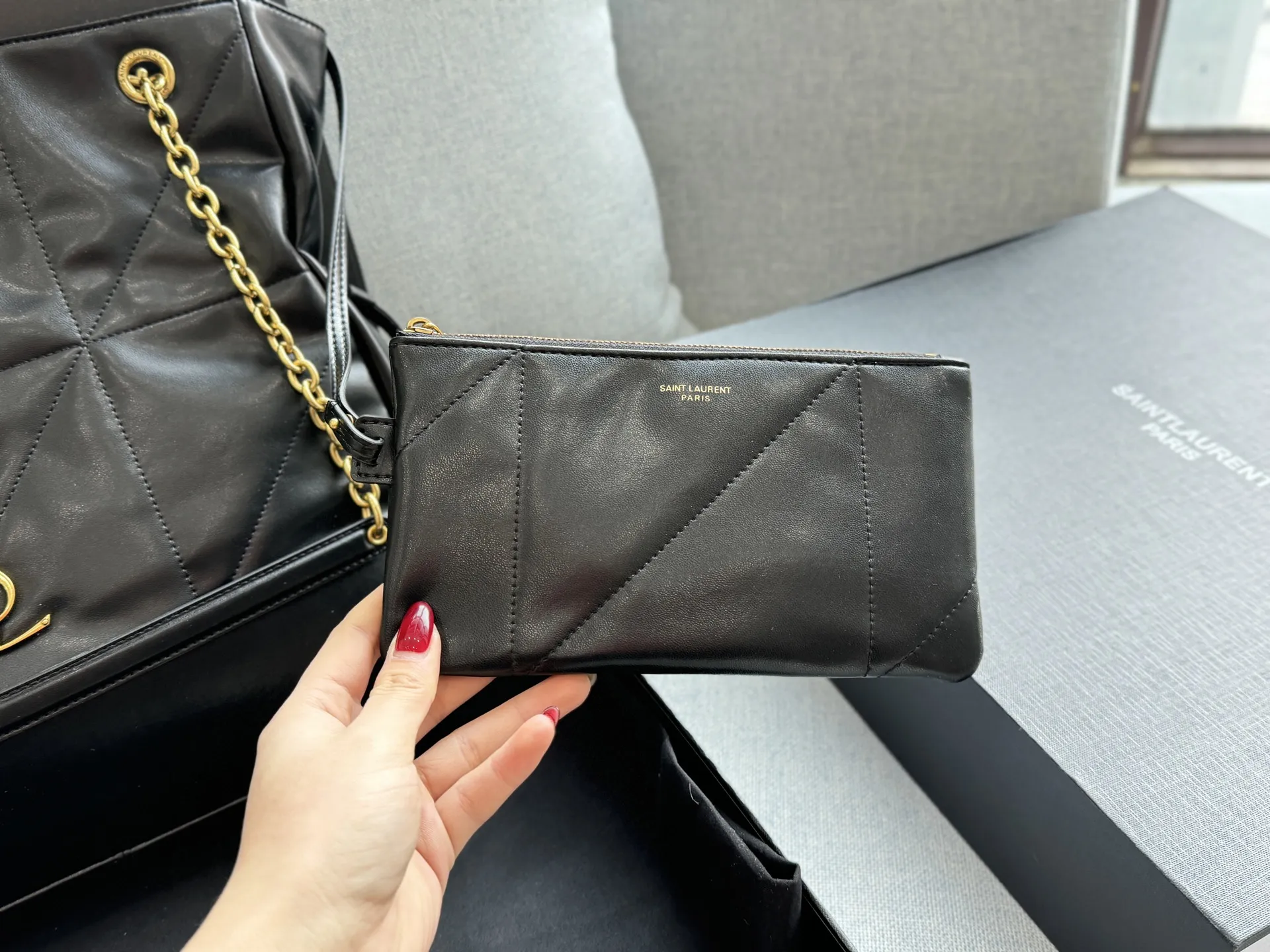 💰225 折叠盒 size：34&times;33 圣罗兰 YSL Jamie 福袋包 托特包Tote包购物袋单肩包 选YSL福袋包准没错！背上是一眼心动的时尚范儿，包里藏着惊喜，连&lsquo;袋&rsquo;本身都是百搭利器，相当于把精致和好运一起背在身上～ 宋佳同款福袋包！ 松弛有度的时尚，手袋的精致设计，不仅能够完美收纳你的日常所需，更是一种生活态度的展现。松弛有度，既不失优雅，又充满个性。