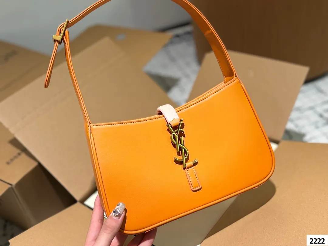 P125 YSL圣罗兰hobo腋下包, 今天的这只方方正正的腋下包又是满满的惊喜呀摸_上去皮质丝滑触感让人一不小心就上瘾除了好质感设计也十分特别以70年代复古手提包为灵感,融入「Rive Gauche左岸精神」,干净的包身以金属扣饰点缀包包极简的外形加上经典品牌logo,完美的搭配,非常的时尚百搭!尺寸:25 14