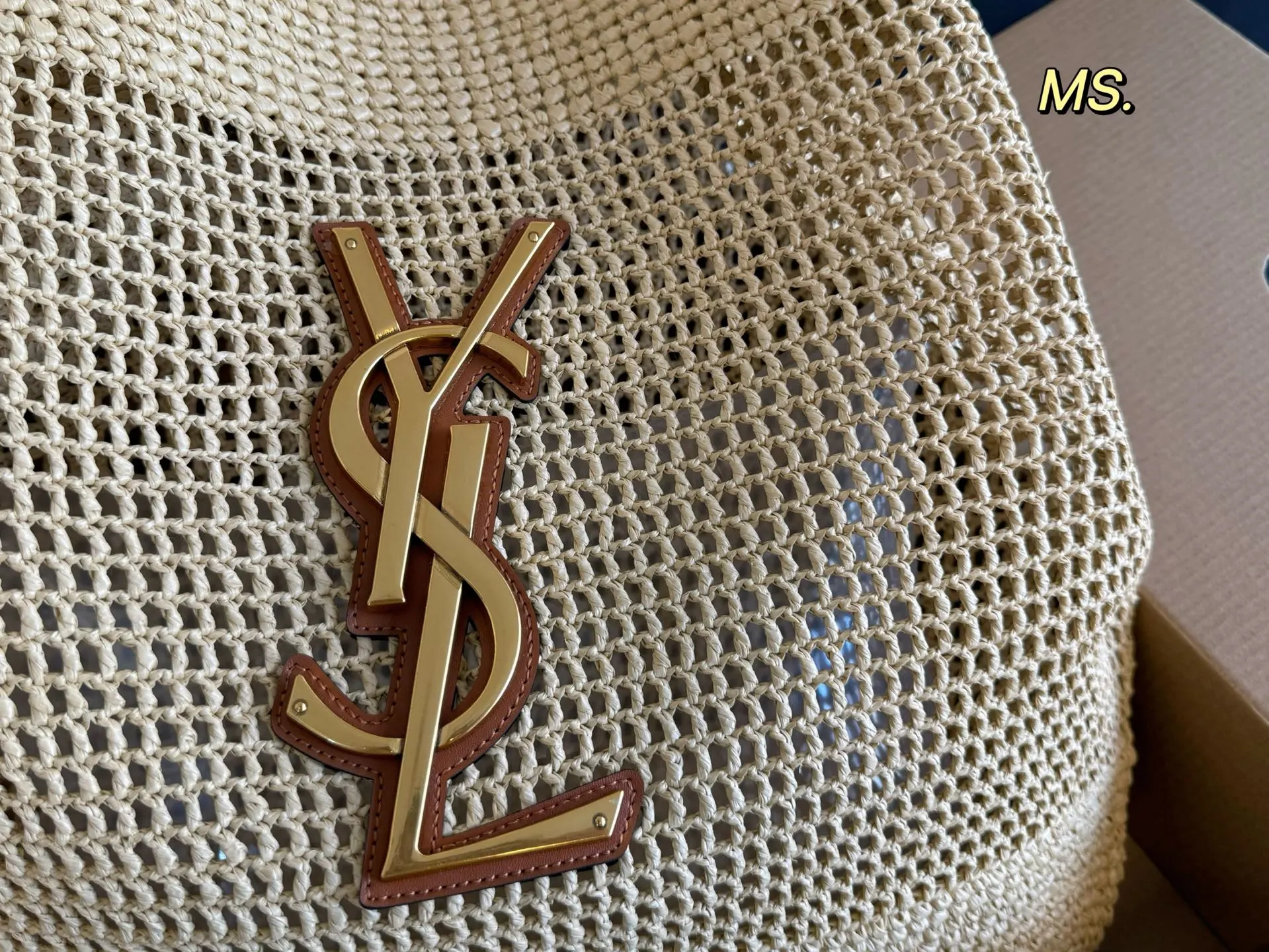 P200(配盒) size:38×41 YSL圣罗兰草编子母托特包💕 超大空间 配零钱包✔️ 大logo搭配草编工艺~ 别有一番风味 ,巨轻盈 慵懒随性,自在随心❗️❗️