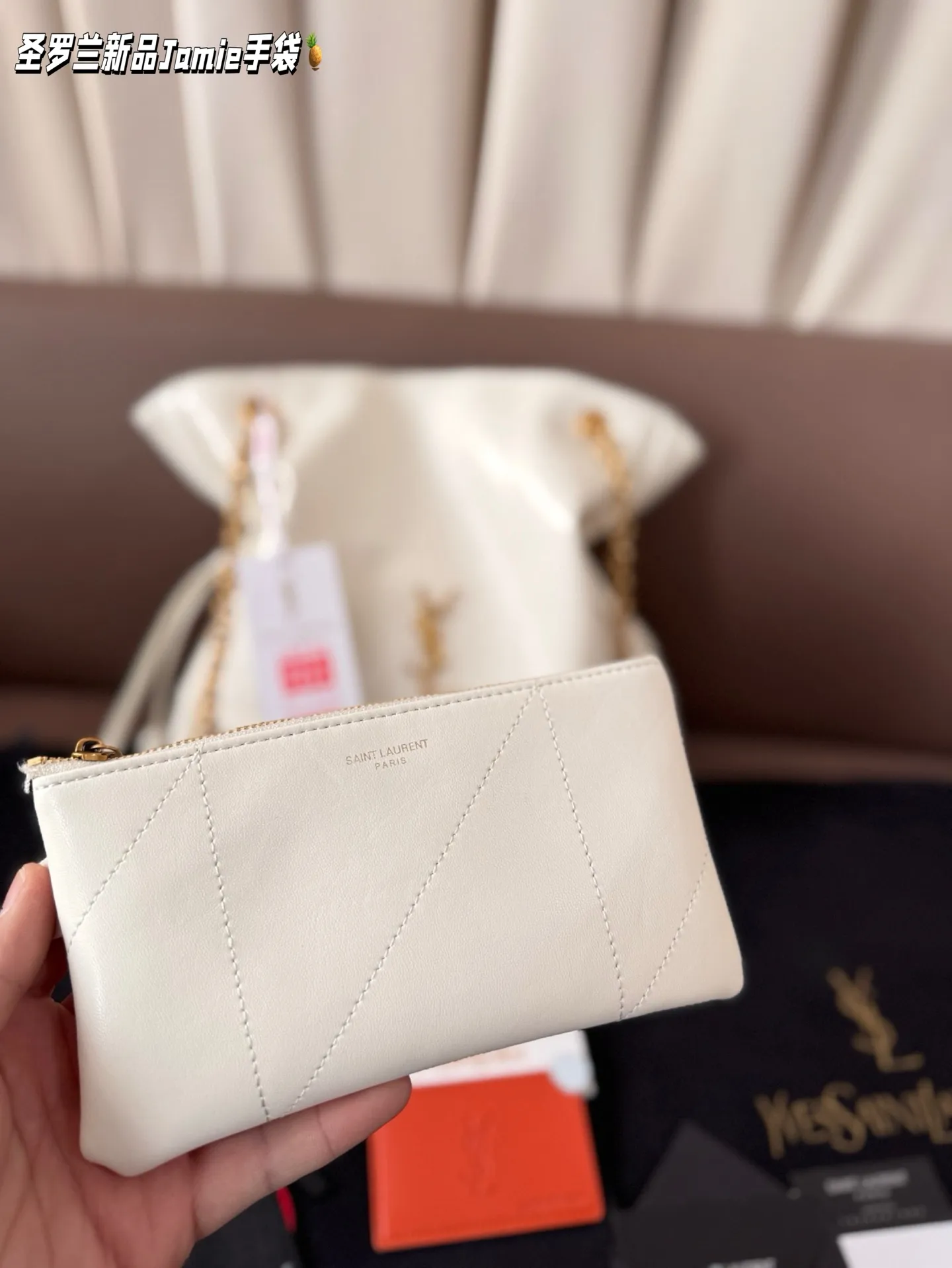 小P205 配盒子 圣罗兰新品Jamie手袋，松弛有度的时尚，YSL新品Jamie大号手袋，手袋的精致设计，不仅能够完美收纳你的日常所需，更是一种生活态度的展现。松弛有度，既不失优雅，又充满个性。尺寸 小25*27