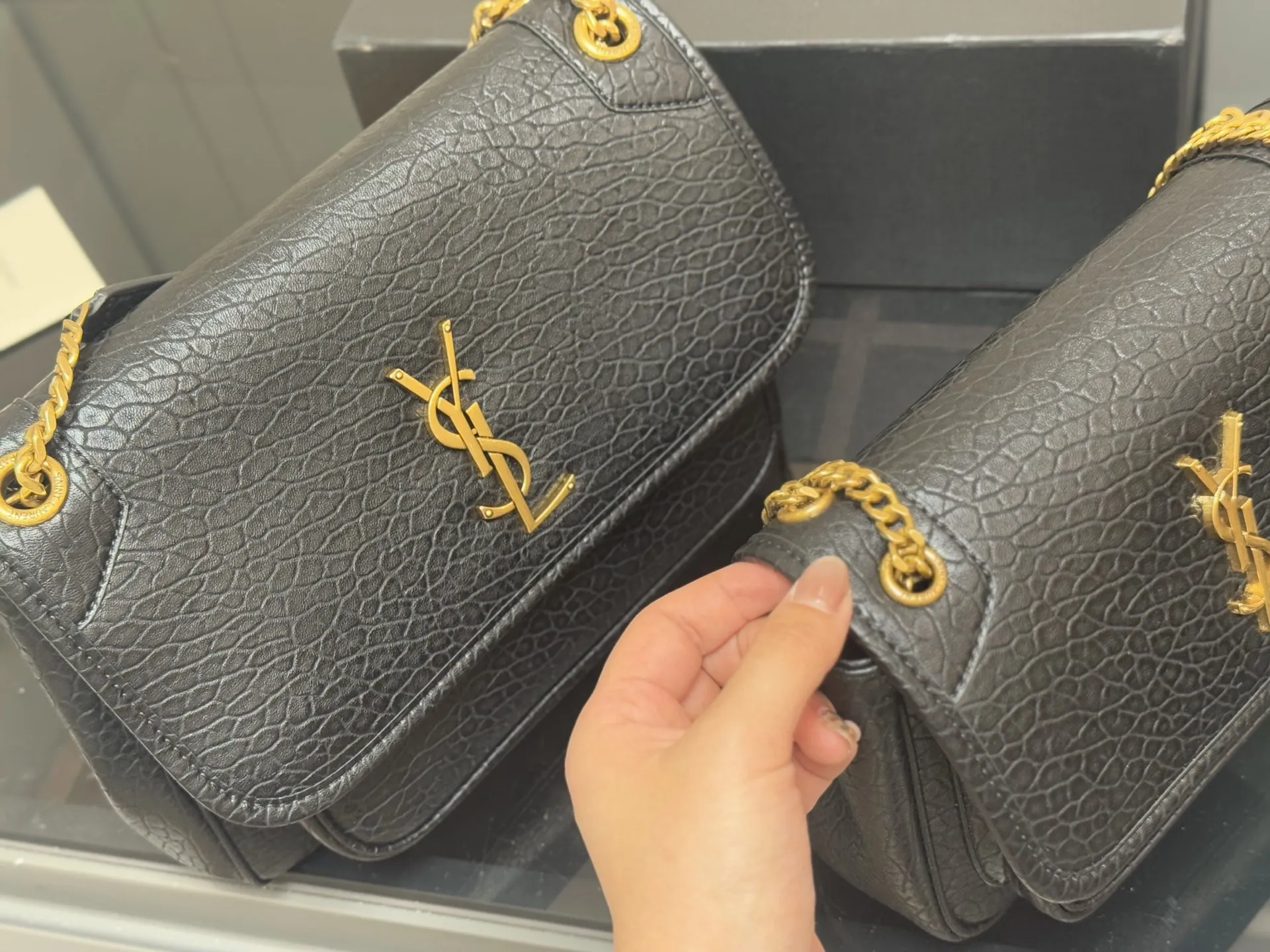 ¥190 ¥200 配盒 size:22*18cm(小) 28*22cm(大) 千呼万唤的 圣罗兰法棍niki终于到新尺寸啦 高订版 niki ysl niki 皮料软糯质感✔️ 强力推荐我们家的Niki