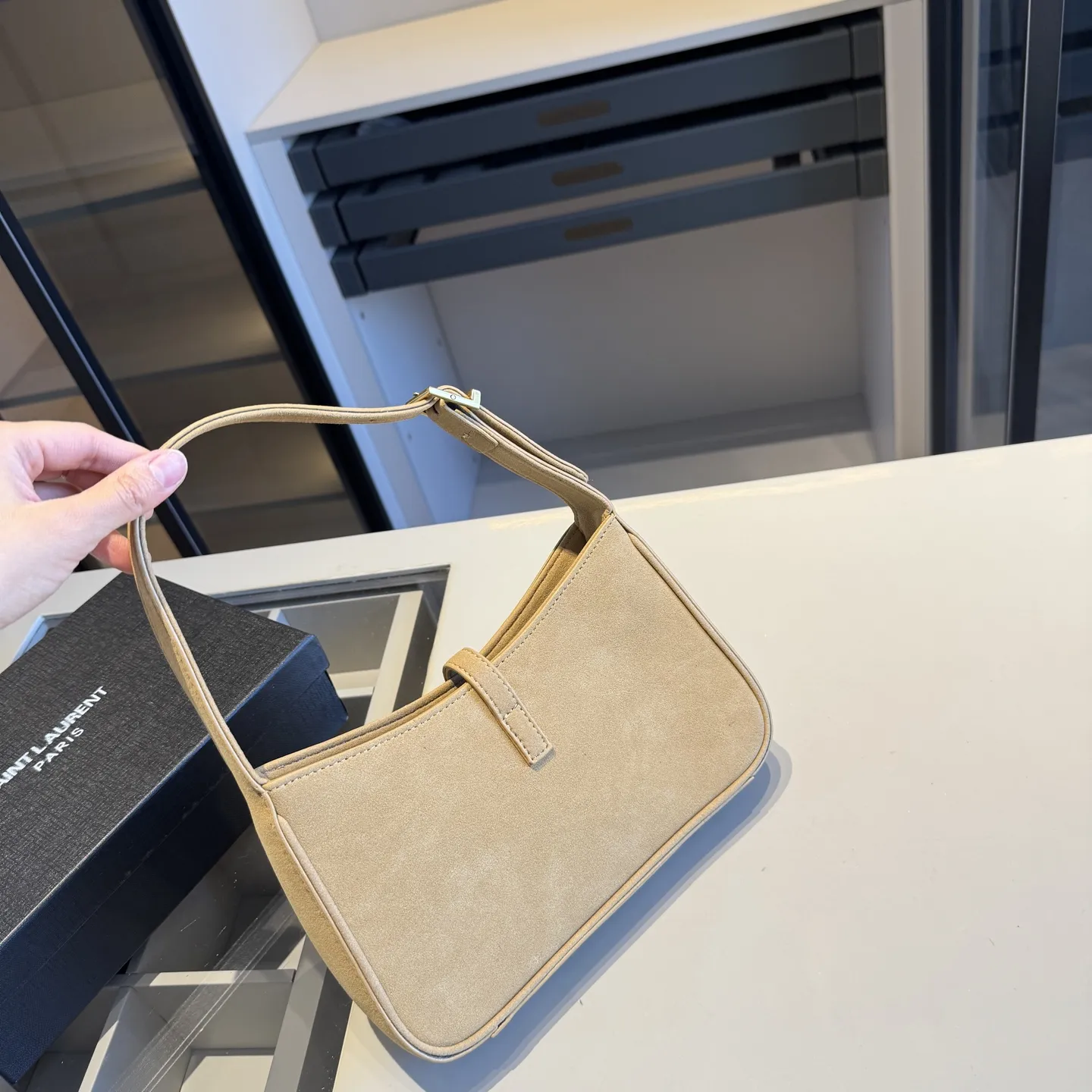 🅿️135✅新品推荐🔜 升级版🔥YSL圣罗兰专柜爆款hobo腋下包!麂皮系列!明星同款!到哪都是回头率👍专柜同款哦!品质堪比正品!进口皮料外出轻便实用!原版顶级五金!🎁原版礼盒包装(size:24*15*6)