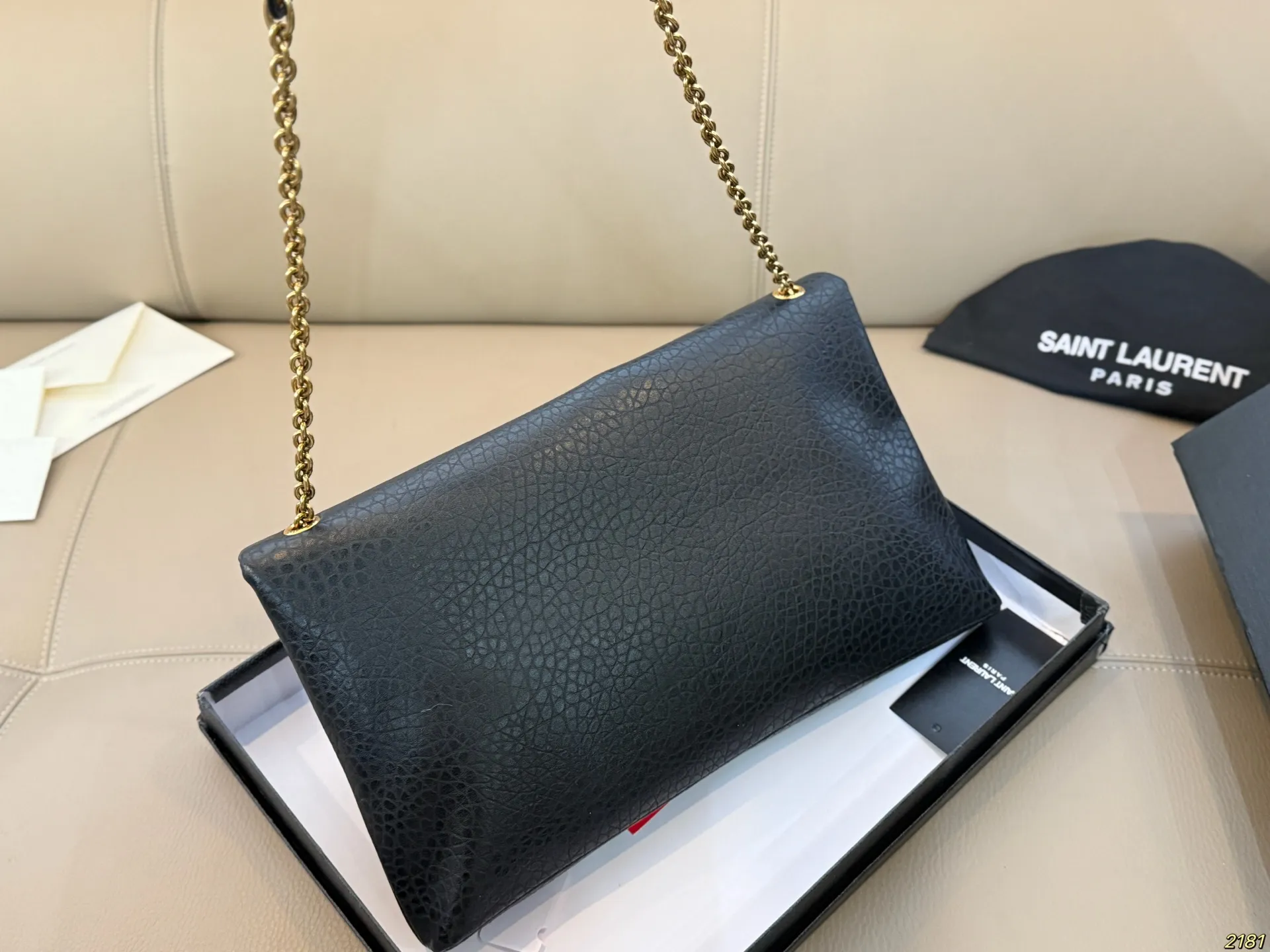 &yen;150/&yen;145配盒 圣罗兰 信封包 YSL 绵密的手感，轻便的包包 很有质感 可盐可甜 上身绝美 无可比拟 是每个追求漂亮的女孩必入单品 尺寸34 20/30 18