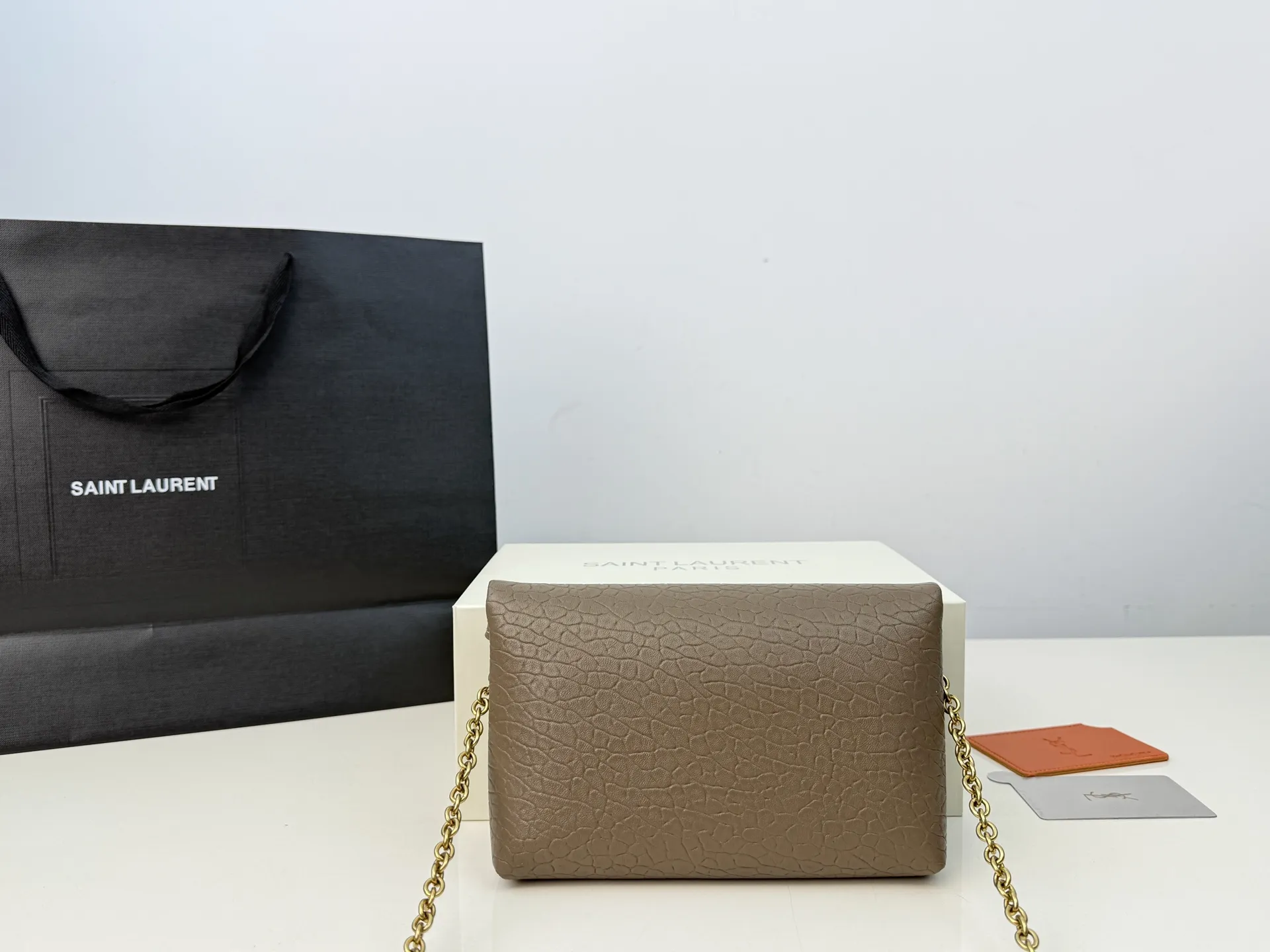 (飞机盒折叠盒⚠️)p160 圣罗兰YSL 不一样的链条包很精致 这款包包非常轻便 皮质很柔软 不一样的信封包 单肩斜挎都可以 也可以当作手拿包呀 尺寸:19.12cm