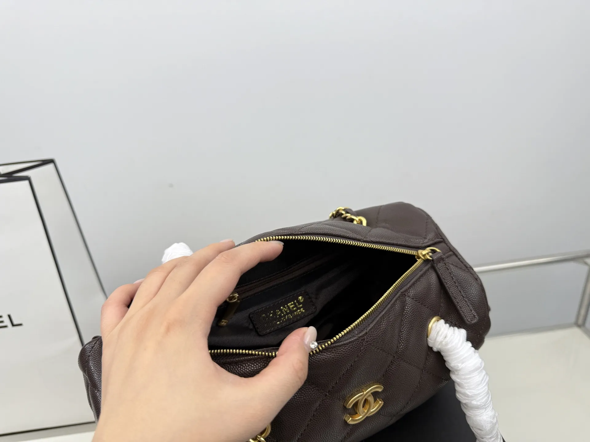 （飞机盒折叠盒⚠️）p265 香奈儿25K保龄球包 这个保龄球包真的太香了~ 近期很有人气的一只vintage Chanel 保龄球包。 版型不容易过时，拎在手中很时髦。 ⚠️高品质！size：25*15cm