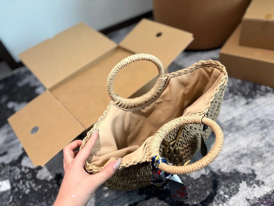 p105p100p90 圣罗兰 YSL绝美菜篮子 是背 YSL.阳光草编包的夏天啦 马上夏至了,来推荐这只YSL.阳光草编包 编织和皮革,清爽也文艺,让你也可甜可美。设计也非常实用,容量也大。 同款哦夏天怎么能少了草编包呢尺寸:32*7*20/28*6*17/20*5*14cm