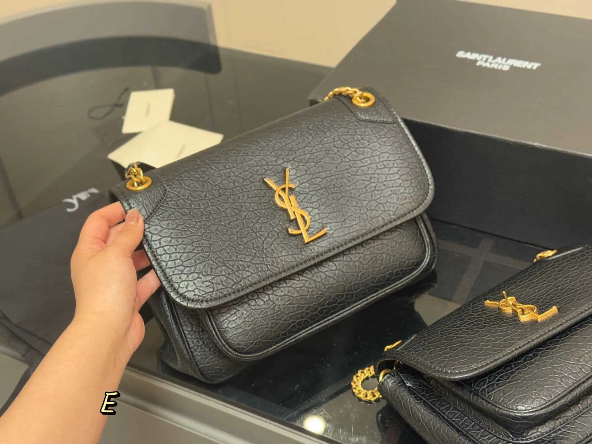 ¥190 ¥200 配盒 size:22*18cm(小) 28*22cm(大) 千呼万唤的 圣罗兰法棍niki终于到新尺寸啦 高订版 niki ysl niki 皮料软糯质感✔️ 强力推荐我们家的Niki