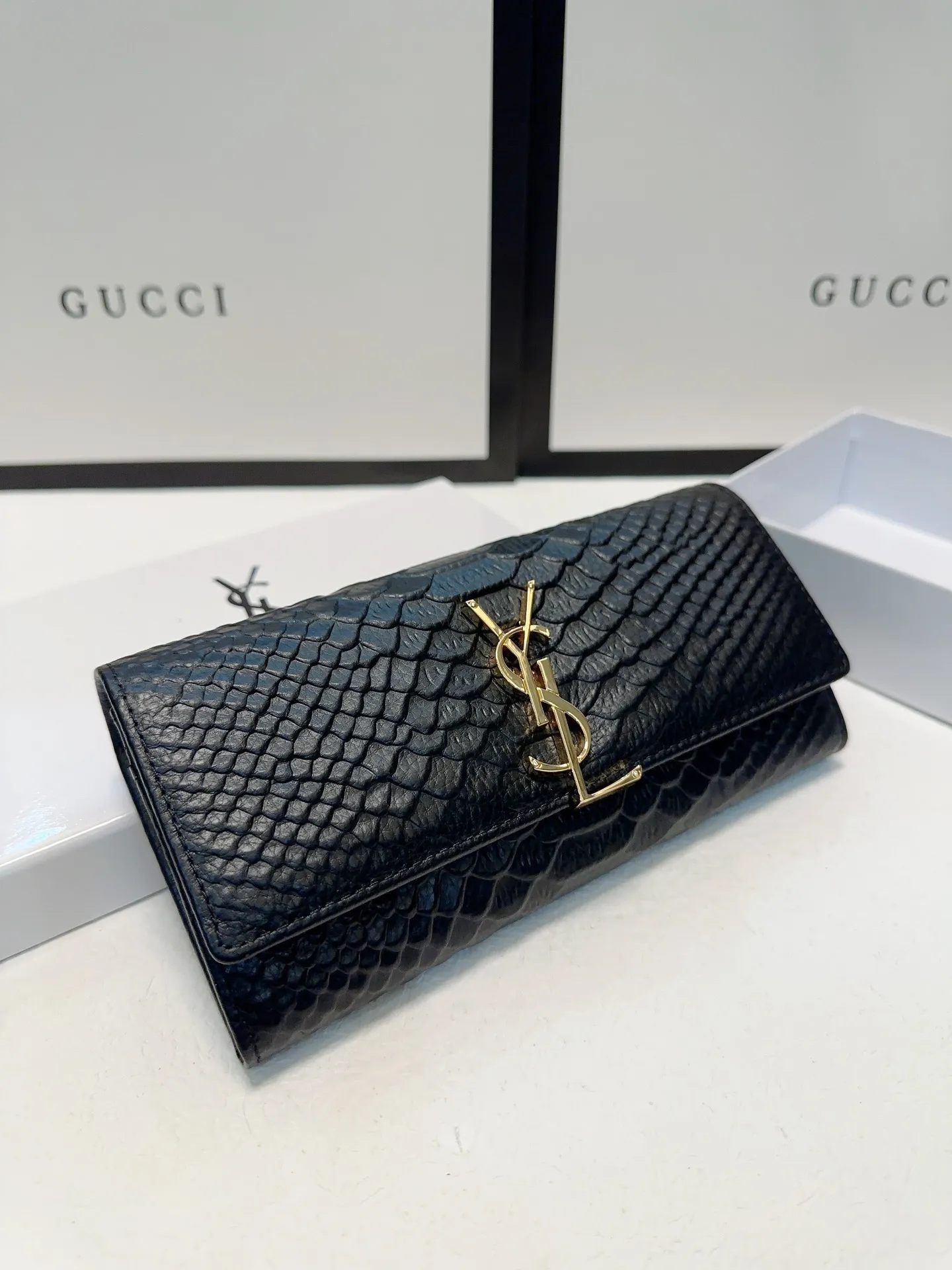 P95🎀🎀颜色 黑🎀尺寸 19x10🎀圣罗兰🆕款💕进口鳄鱼纹小牛皮质感一流👍独一无二风格，实用内阁超美超时尚美女必备单品🔥