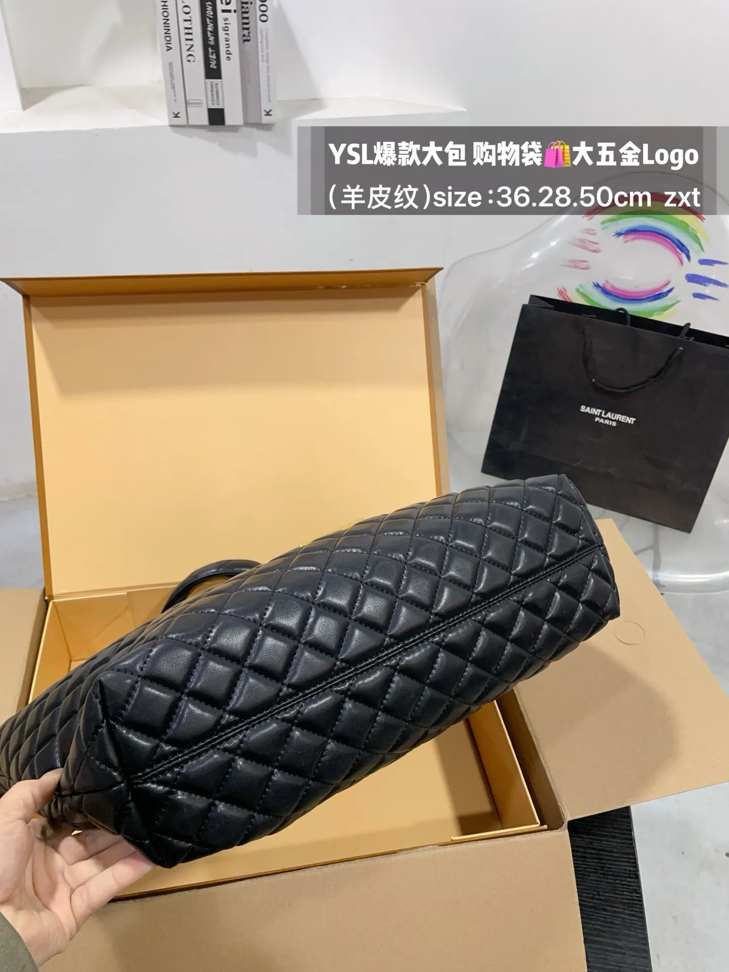 👑💰175无盒 size:底36.28.50cm YSL爆款大包 购物袋🛍️ 大五金Logo终于做到与原版大小一致💪 高级感满满👍圣罗兰 复古菱形格子与 巨大LOGO五金 璀璨而大气☄️ 最重要是一包当2包用、 中间链子往两侧一收 可以变换造型 配有小包一个 (五金全套对版带LOGO)