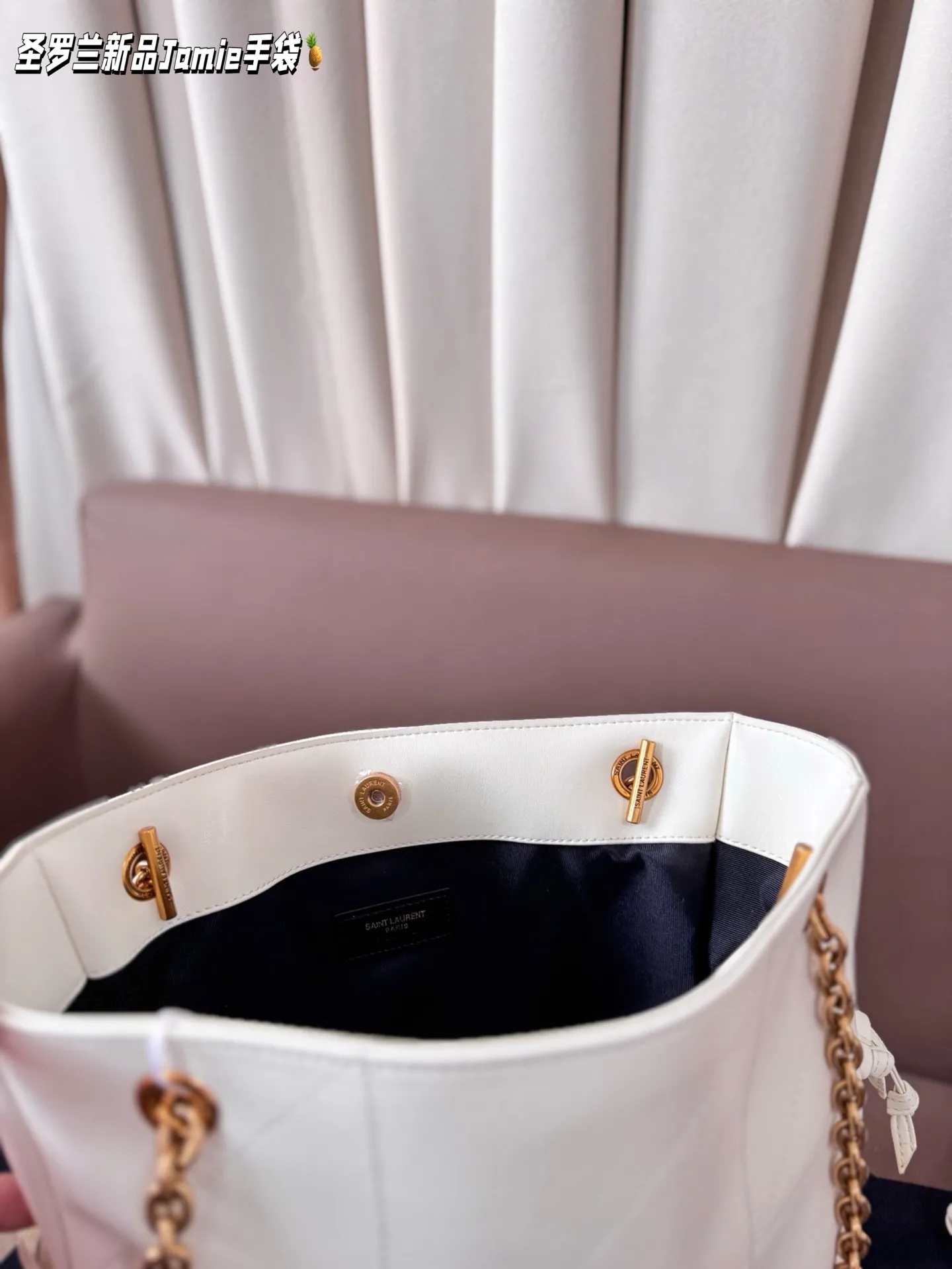小P205 配盒子 圣罗兰新品Jamie手袋,松弛有度的时尚,YSL新品Jamie大号手袋,手袋的精致设计,不仅能够完美收纳你的日常所需,更是一种生活态度的展现。松弛有度,既不失优雅,又充满个性。尺寸 小25*27