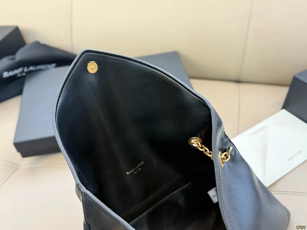 ¥150配盒 圣罗兰 信封包 YSL 绵密的手感,轻便的包包 很有质感 可盐可甜 上身绝美 无可比拟 是每个追求漂亮的女孩必入单品 尺寸33 20