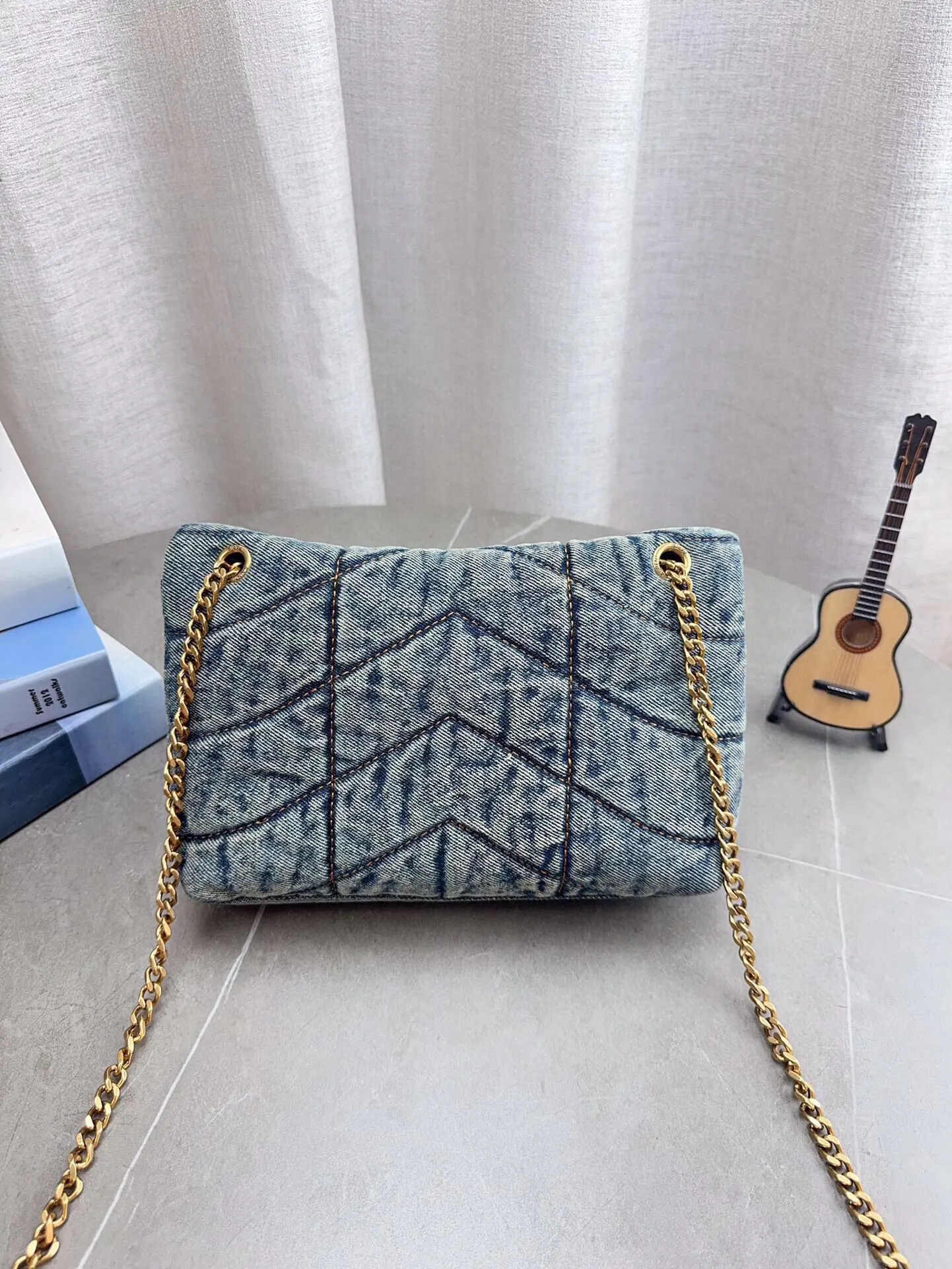 高品质YSL圣罗兰丹宁puffer 眼击中的ysIlouloupuffer云朵包 极具致敬意味的&ldquo;Loulou&rdquo;单肩包在本季开启全新演绎,设计师以牛仔效果面料融入填充夹克的创意，搭配鲜艳紫色，助你携-抹明媚迎接盎然春光。 为经典包袋注入新意，品牌用酒椰叶纤维拼接包面，简洁流畅的廓形洋溢优雅魅力，适宜搭配裤装或礼服，于细节处传递轻松愉悦的夏日写意。小号尺寸：22*16cm 无盒 p180